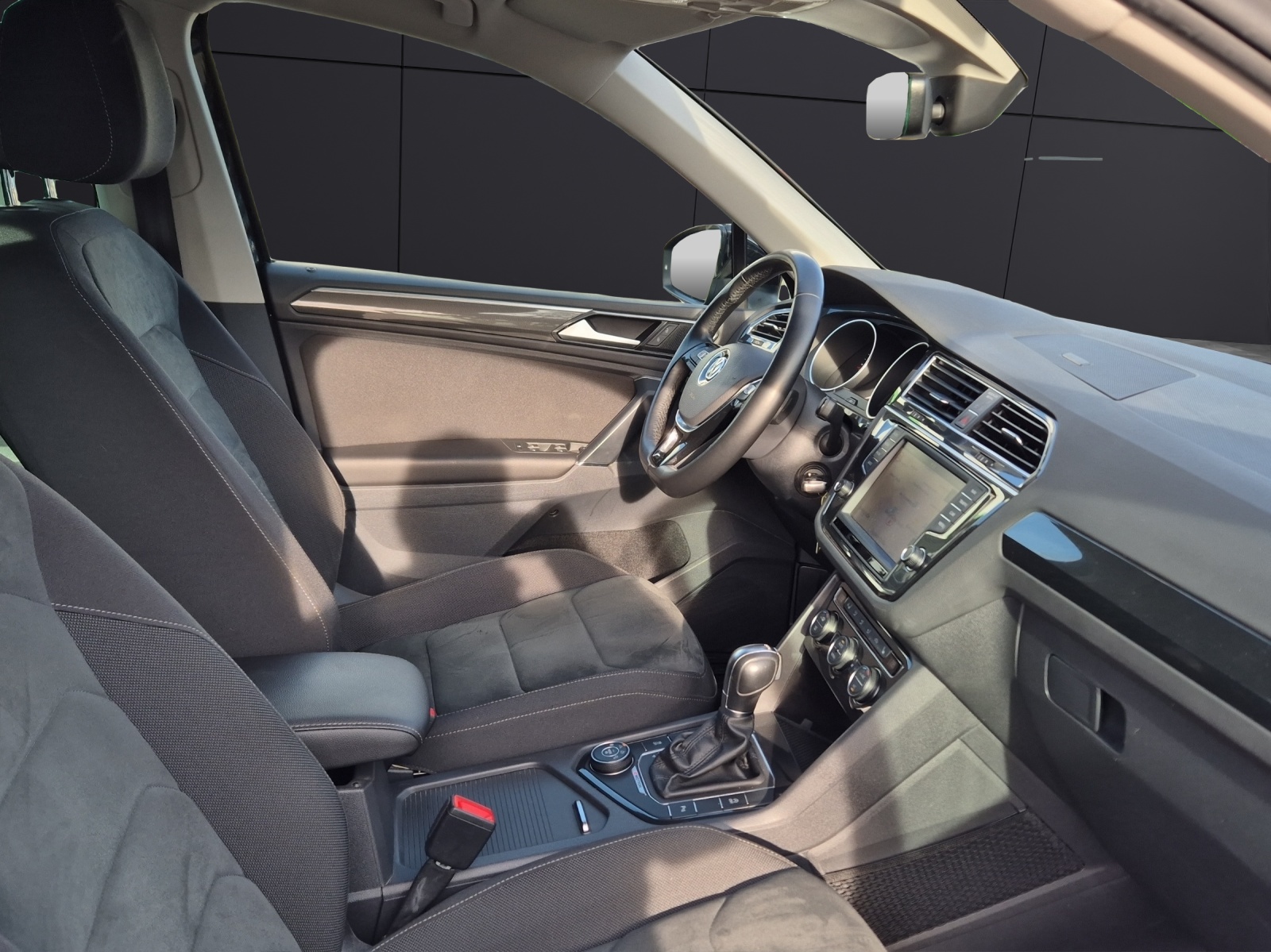 Fahrzeugabbildung Volkswagen Tiguan TDI Highline DSG 4M LED AHK Navi ACC PDC SH 18