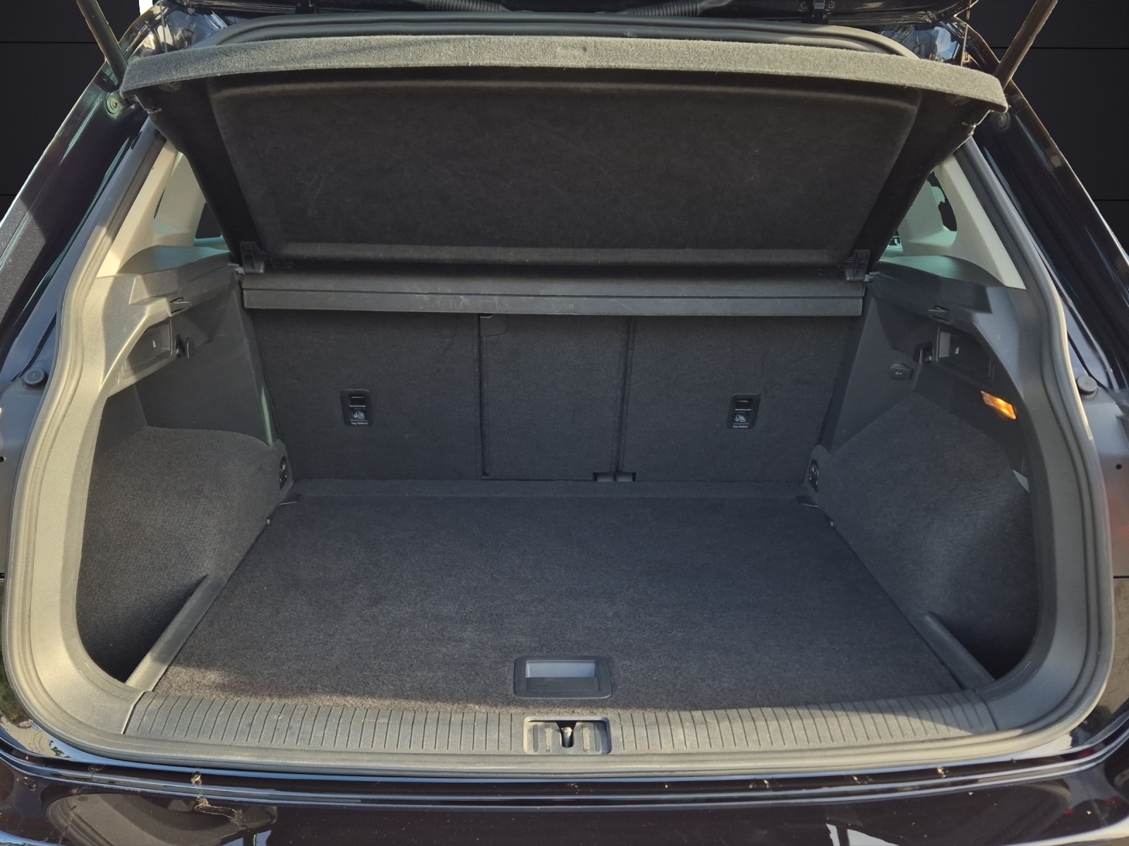 Fahrzeugabbildung Volkswagen Tiguan TDI Highline DSG 4M LED AHK Navi ACC PDC SH 18