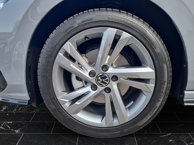 Fahrzeugabbildung Volkswagen Golf VIII TSI R-Line DSG Kamera Navi VC ACC PDC SH LM