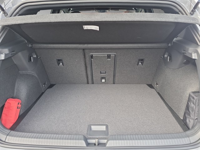 Fahrzeugabbildung Volkswagen Golf VIII TSI R-Line DSG Kamera Navi VC ACC PDC SH LM