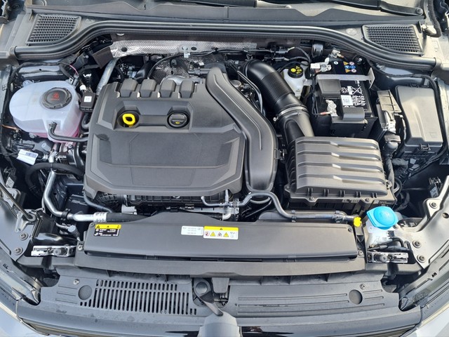 Fahrzeugabbildung Volkswagen Golf VIII TSI R-Line DSG Kamera Navi VC ACC PDC SH LM