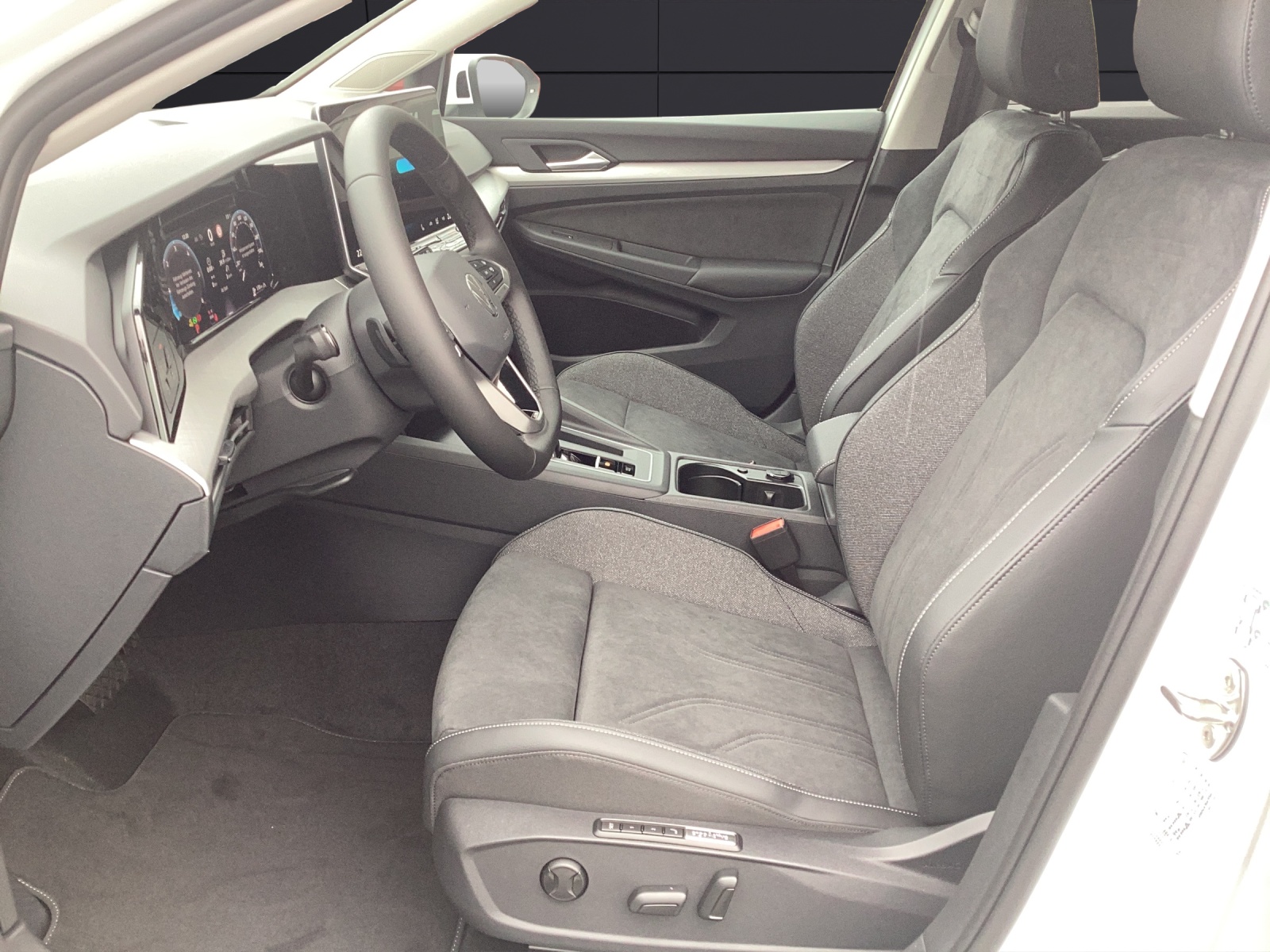 Fahrzeugabbildung Volkswagen Golf VIII Variant Life TDI DSG LED+ ACC AHK SH HuD RearView Navi