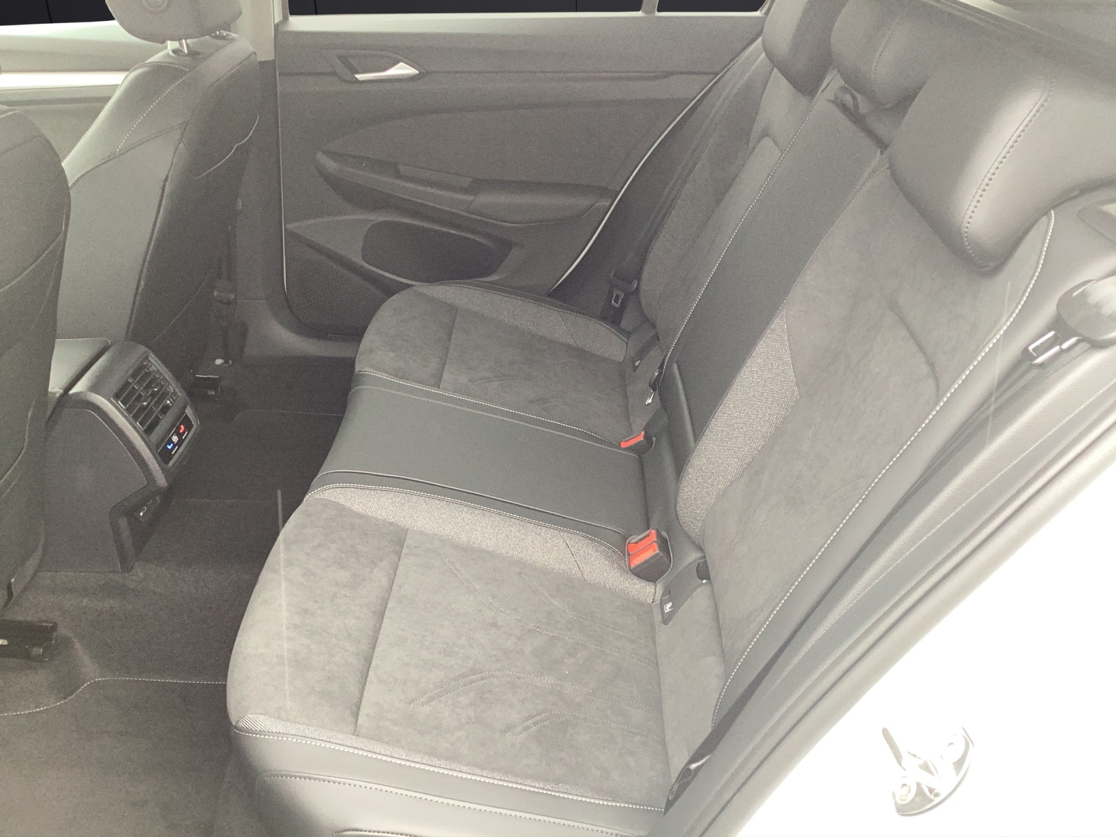 Fahrzeugabbildung Volkswagen Golf VIII Variant Life TDI DSG LED+ ACC AHK SH HuD RearView Navi