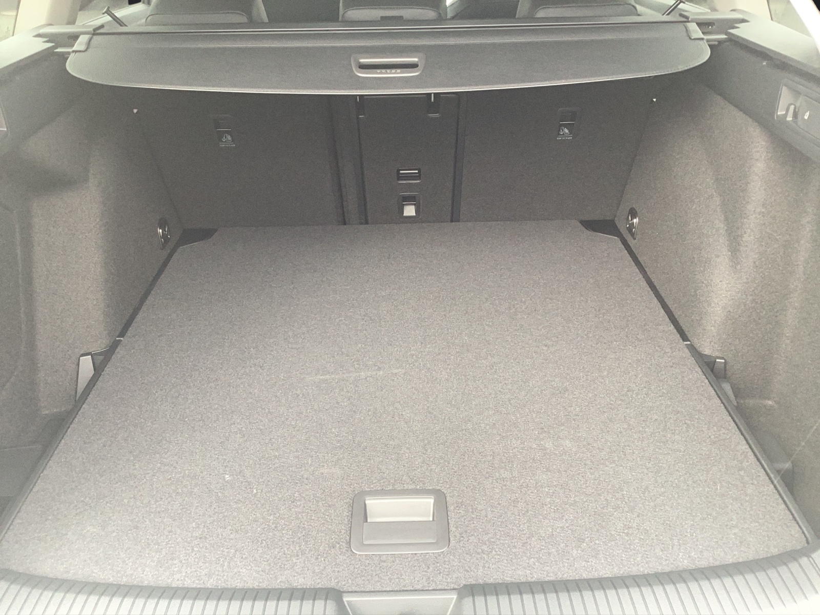 Fahrzeugabbildung Volkswagen Golf VIII Variant Life TDI DSG LED+ ACC AHK SH HuD RearView Navi