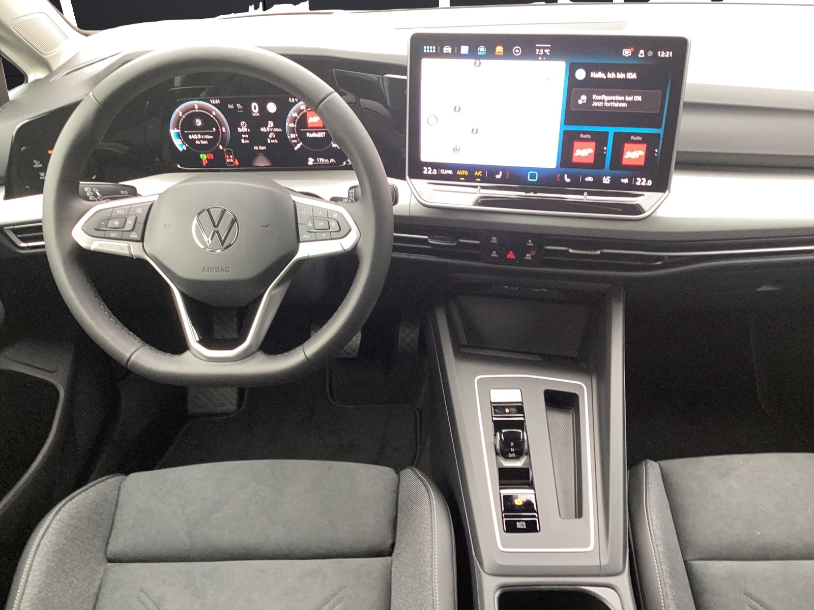 Fahrzeugabbildung Volkswagen Golf VIII Variant Life TDI DSG LED+ ACC AHK SH HuD RearView Navi