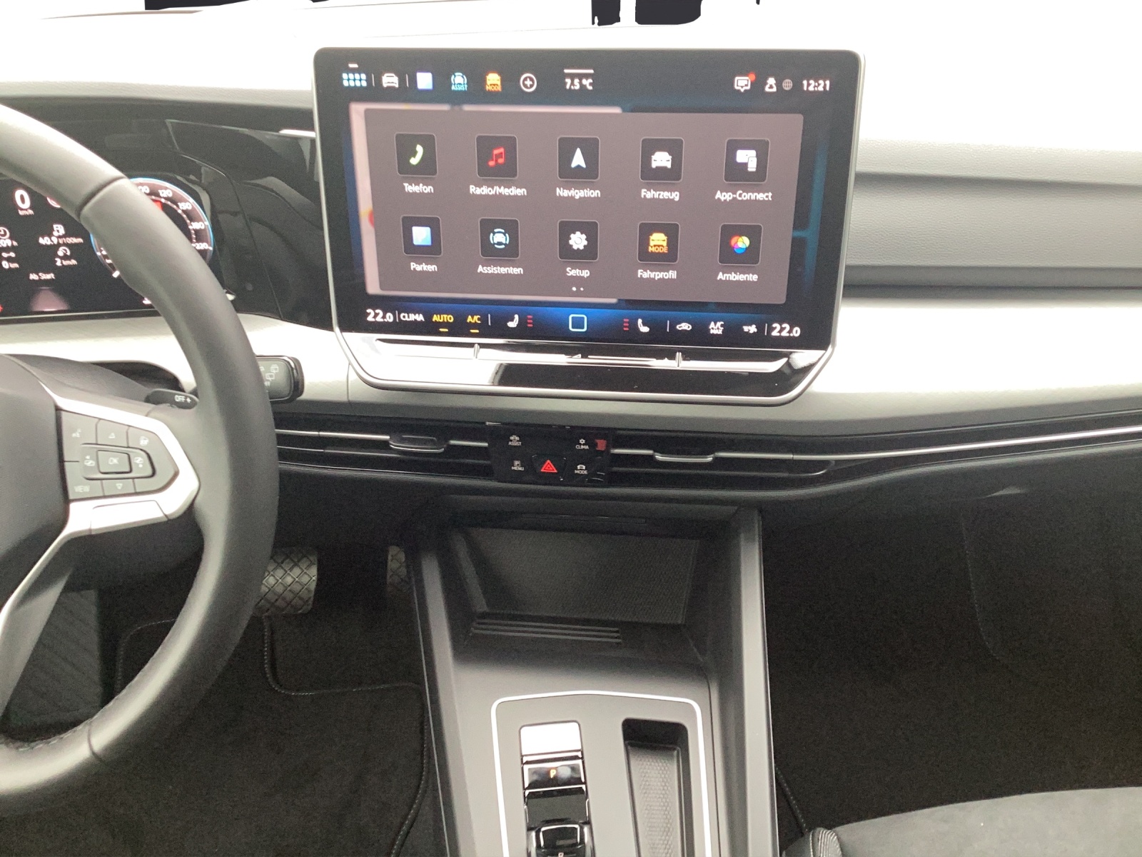 Fahrzeugabbildung Volkswagen Golf VIII Variant Life TDI DSG LED+ ACC AHK SH HuD RearView Navi