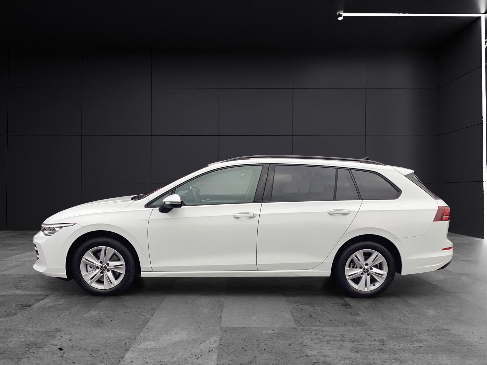 Fahrzeugabbildung Volkswagen Golf VIII Variant Life TDI DSG LED+ ACC AHK SH HuD RearView Navi