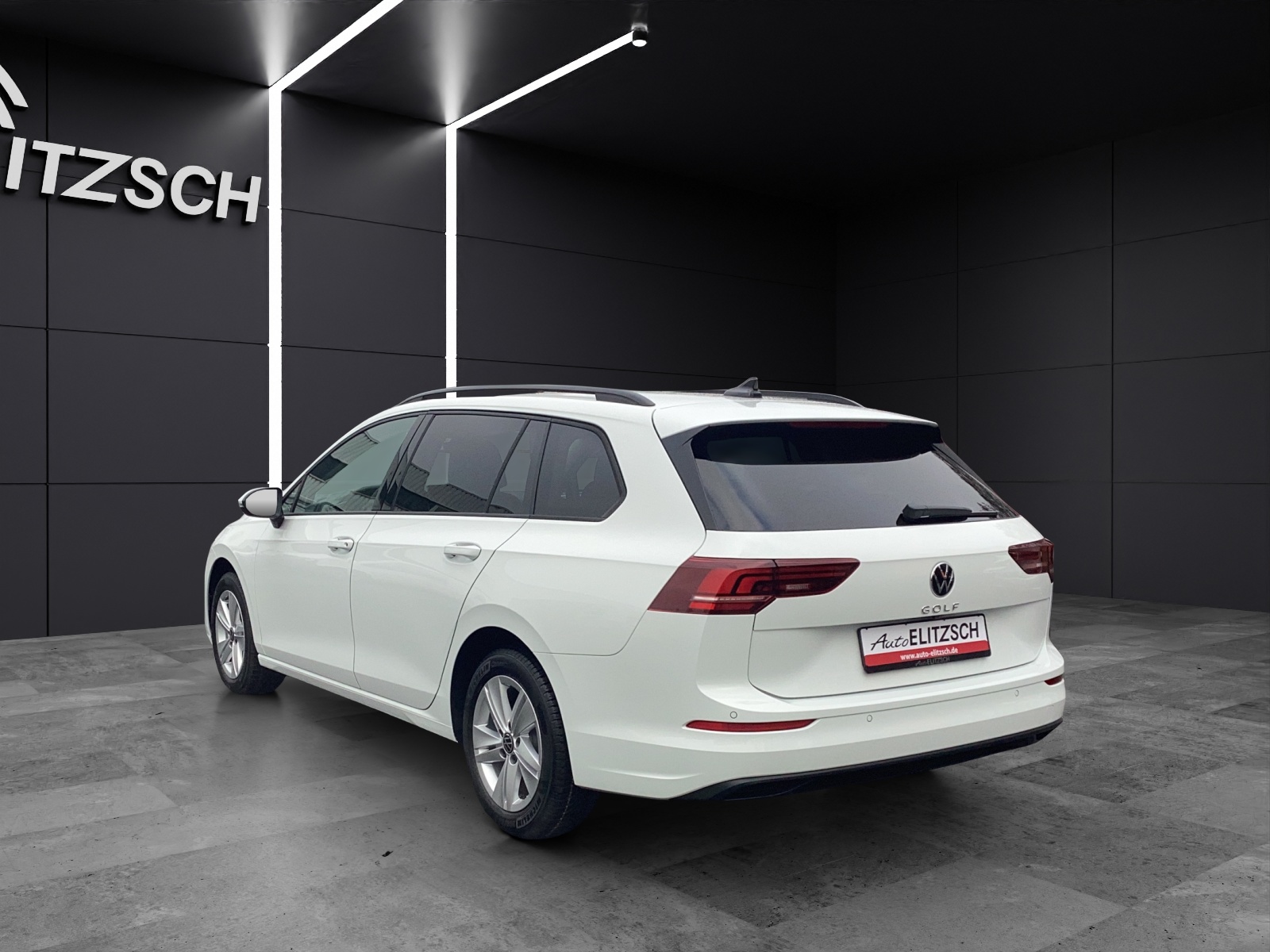 Fahrzeugabbildung Volkswagen Golf VIII Variant Life TDI DSG LED+ ACC AHK SH HuD RearView Navi