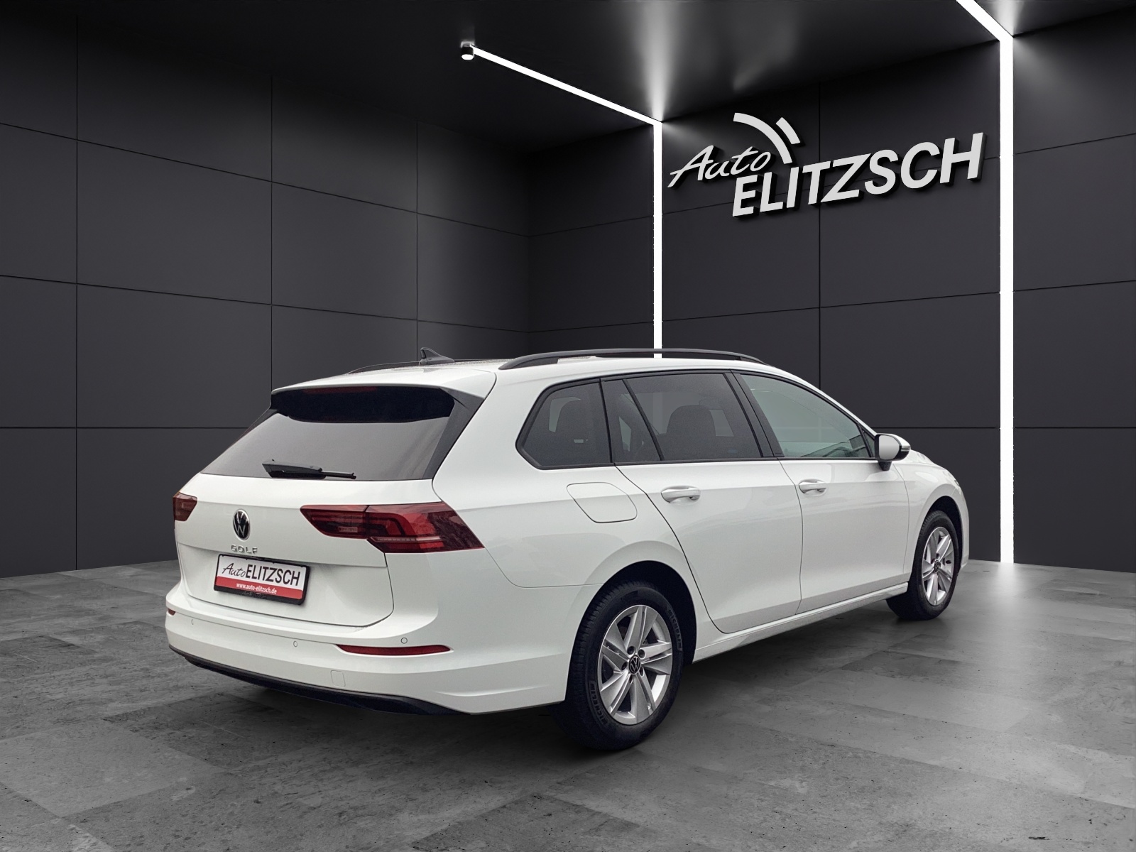 Fahrzeugabbildung Volkswagen Golf VIII Variant Life TDI DSG LED+ ACC AHK SH HuD RearView Navi