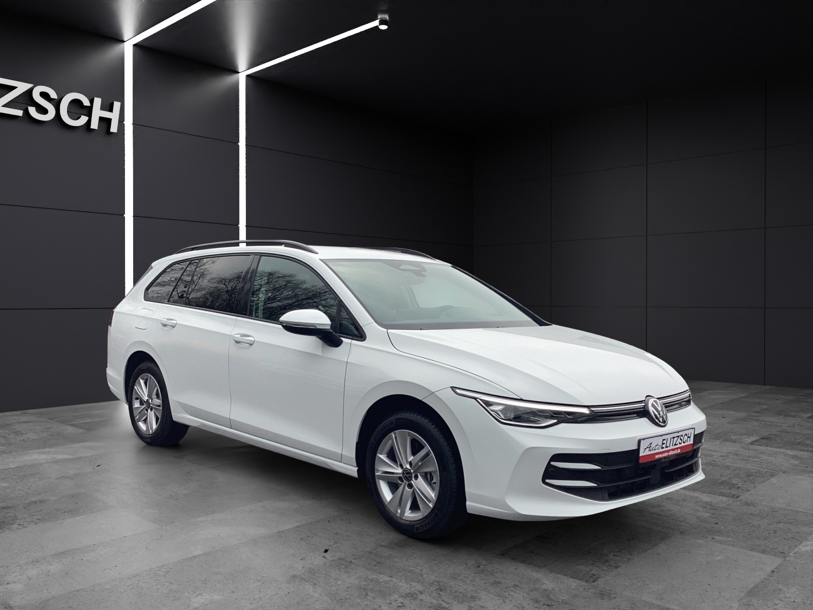 Fahrzeugabbildung Volkswagen Golf VIII Variant Life TDI DSG LED+ ACC AHK SH HuD RearView Navi