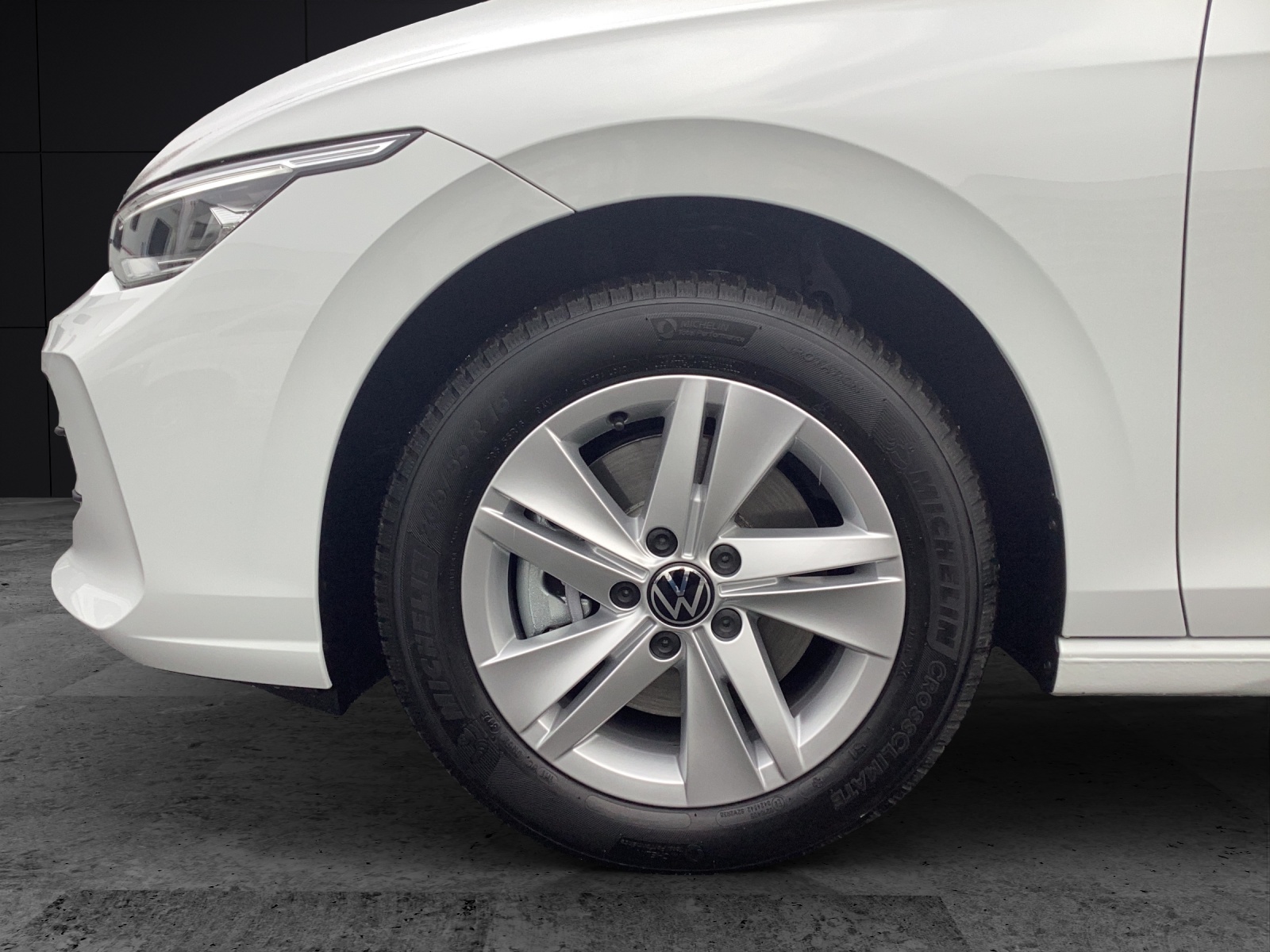 Fahrzeugabbildung Volkswagen Golf VIII Variant Life TDI DSG LED+ ACC AHK SH HuD RearView Navi