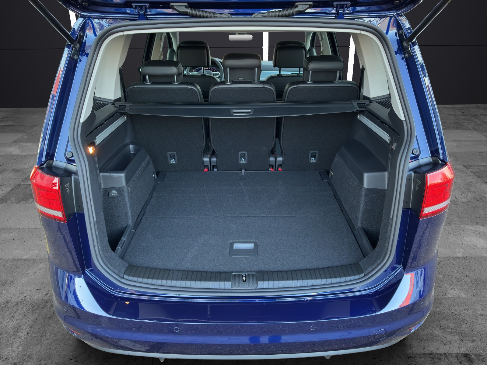 Fahrzeugabbildung Volkswagen Touran Comfortline AHZV DAB ACC