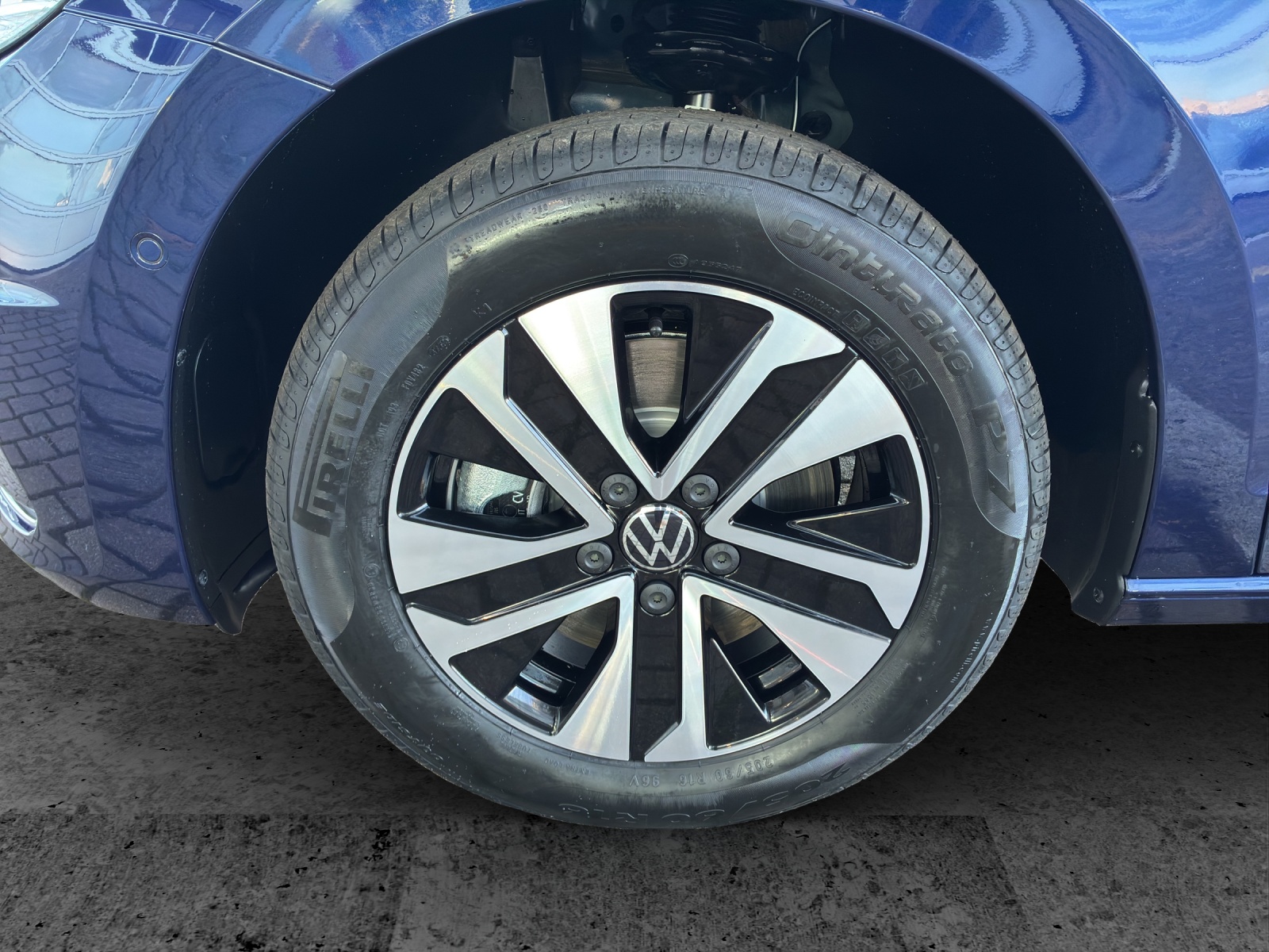 Fahrzeugabbildung Volkswagen Touran Comfortline AHZV DAB ACC