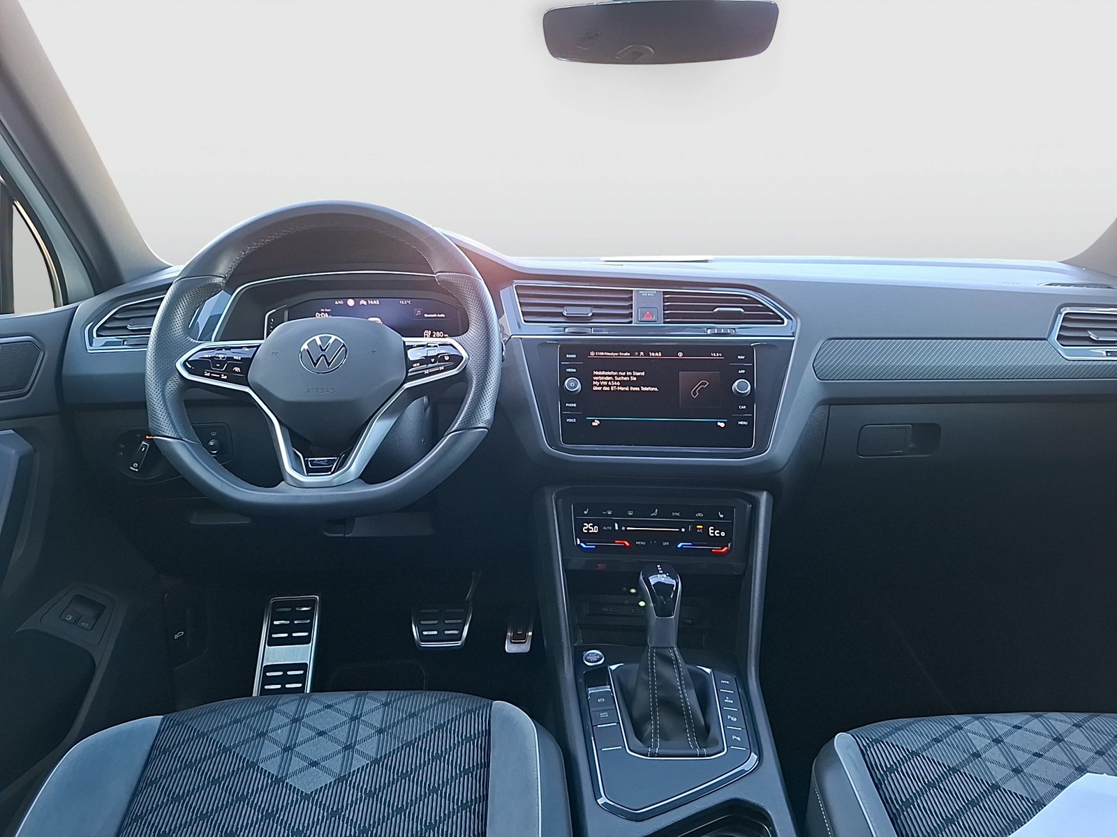 Fahrzeugabbildung Volkswagen Tiguan eHybrid R-Line DSG Matrix Navi AID HUD ACC RFK SH 19