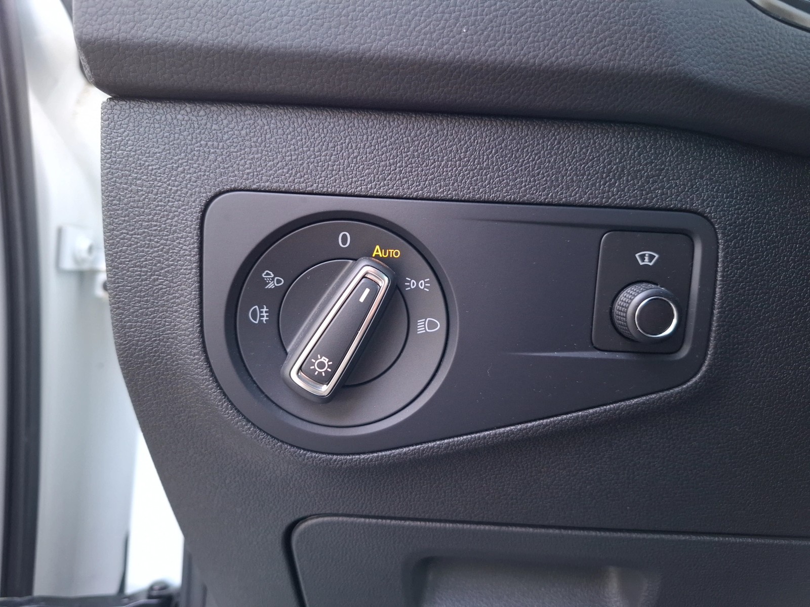 Fahrzeugabbildung Volkswagen Tiguan eHybrid R-Line DSG Matrix Navi AID HUD ACC RFK SH 19