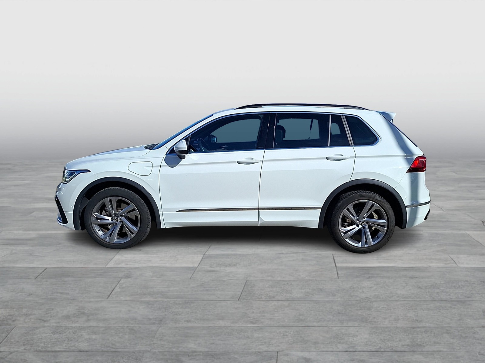 Fahrzeugabbildung Volkswagen Tiguan eHybrid R-Line DSG Matrix Navi AID HUD ACC RFK SH 19