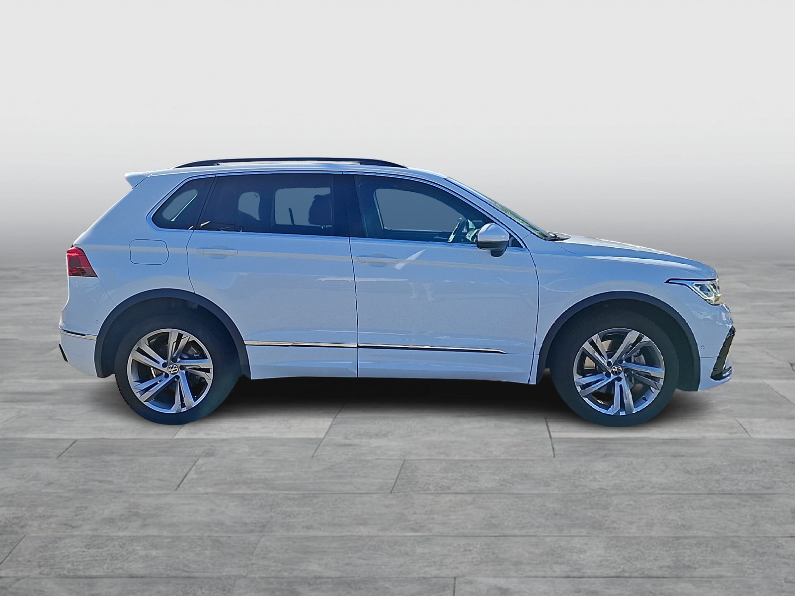 Fahrzeugabbildung Volkswagen Tiguan eHybrid R-Line DSG Matrix Navi AID HUD ACC RFK SH 19
