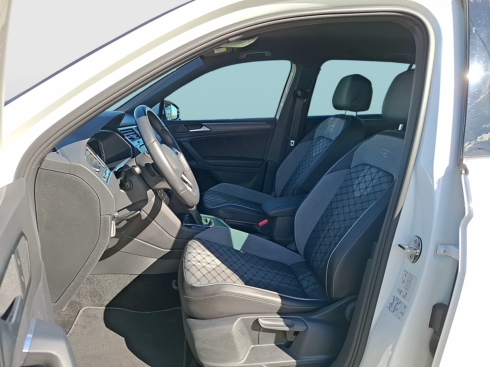 Fahrzeugabbildung Volkswagen Tiguan eHybrid R-Line DSG Matrix Navi AID HUD ACC RFK SH 19
