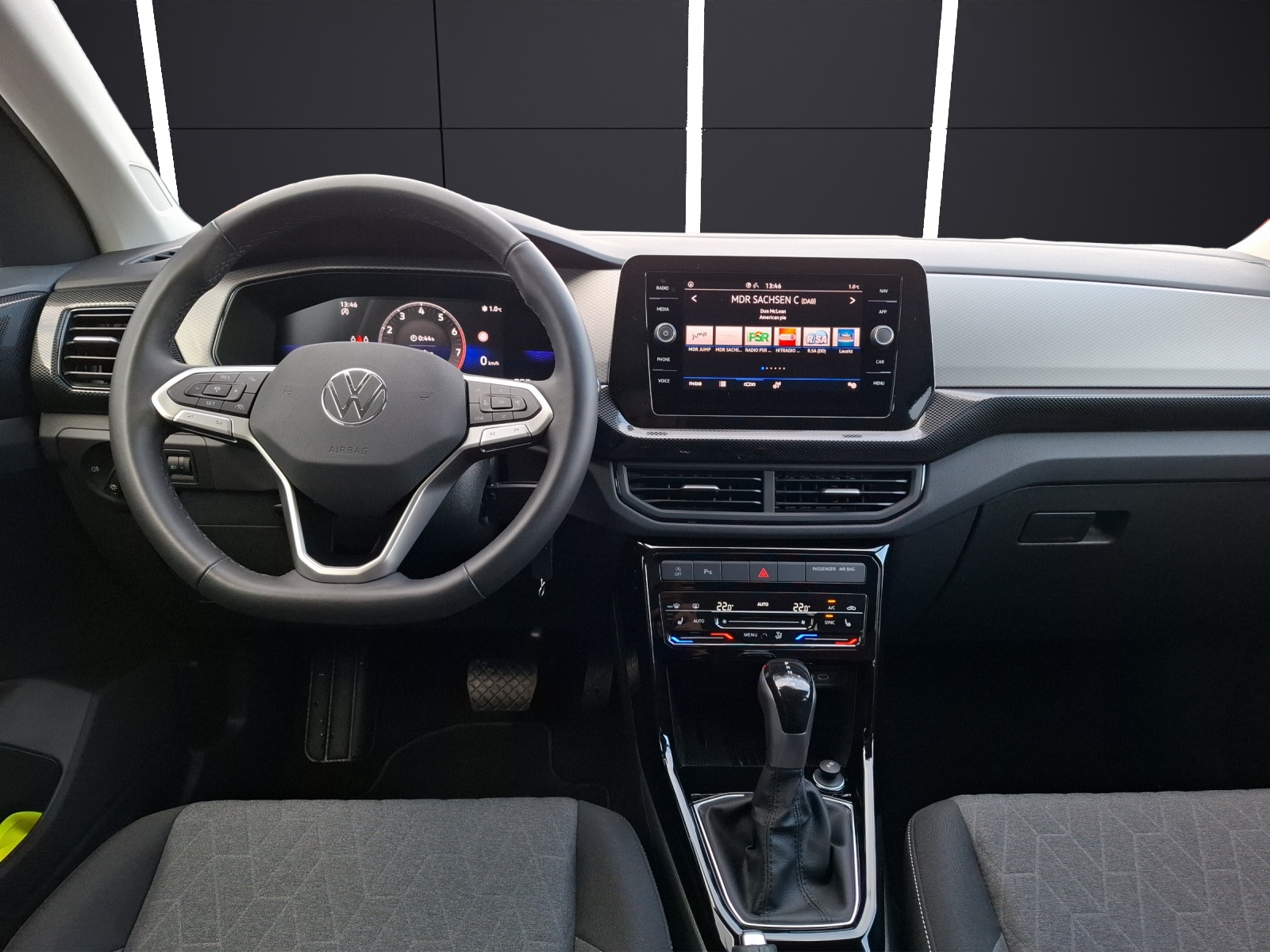 Fahrzeugabbildung Volkswagen T-Cross TSI Life DSG LED AID ACC PDC SH 17