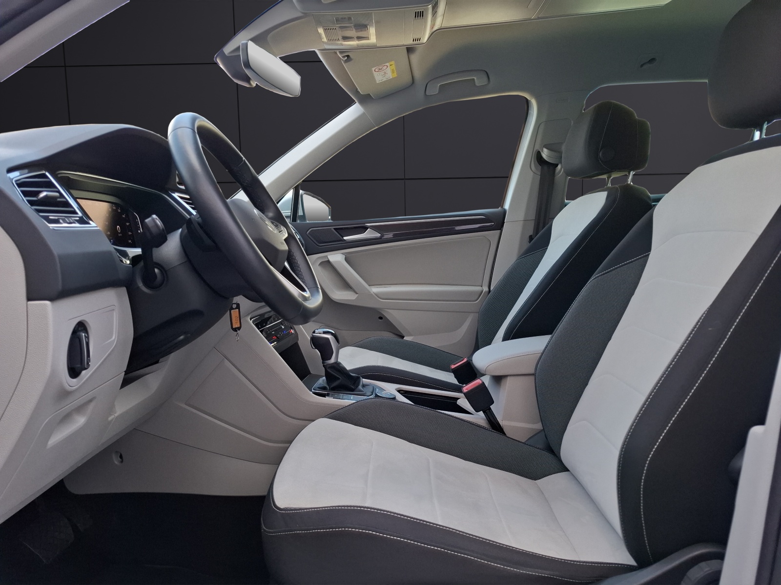 Fahrzeugabbildung Volkswagen Tiguan TSI Elegance DSG 4M Matrix Navi AID ACC RFK SH 19