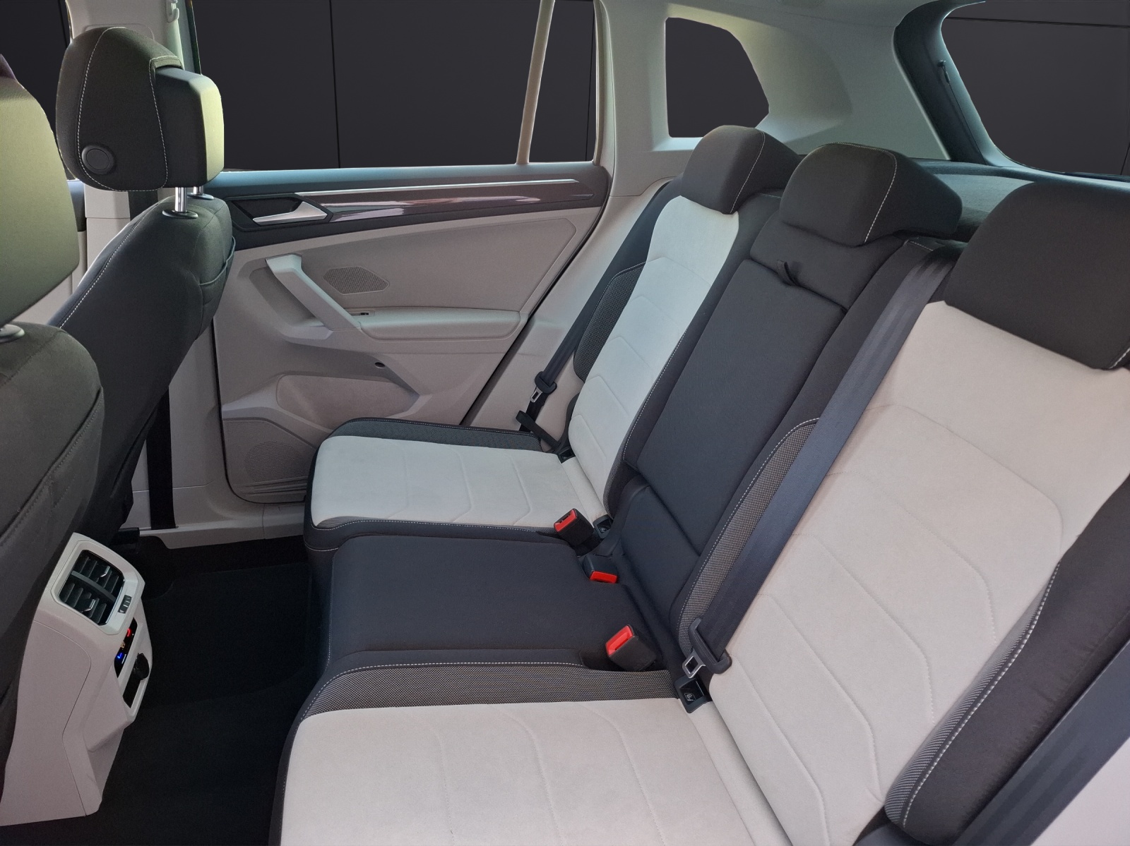 Fahrzeugabbildung Volkswagen Tiguan TSI Elegance DSG 4M Matrix Navi AID ACC RFK SH 19