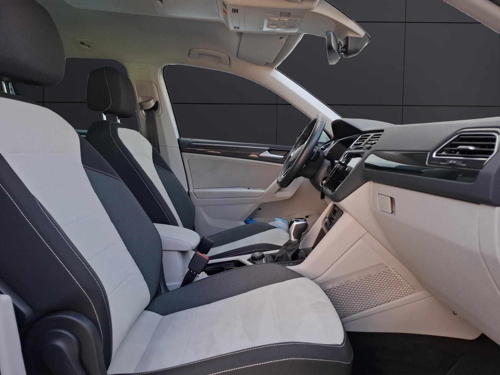 Fahrzeugabbildung Volkswagen Tiguan TSI Elegance DSG 4M Matrix Navi AID ACC RFK SH 19