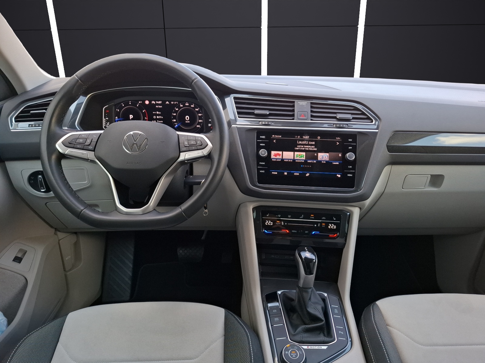 Fahrzeugabbildung Volkswagen Tiguan TSI Elegance DSG 4M Matrix Navi AID ACC RFK SH 19