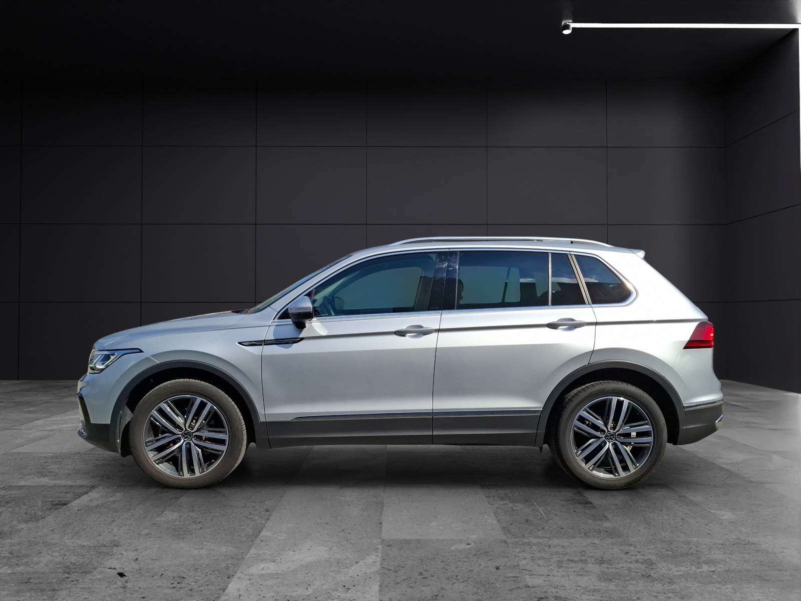 Fahrzeugabbildung Volkswagen Tiguan TSI Elegance DSG 4M Matrix Navi AID ACC RFK SH 19