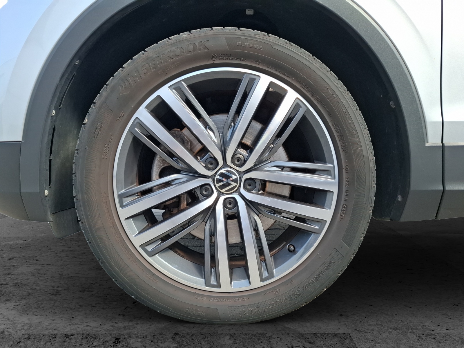 Fahrzeugabbildung Volkswagen Tiguan TSI Elegance DSG 4M Matrix Navi AID ACC RFK SH 19