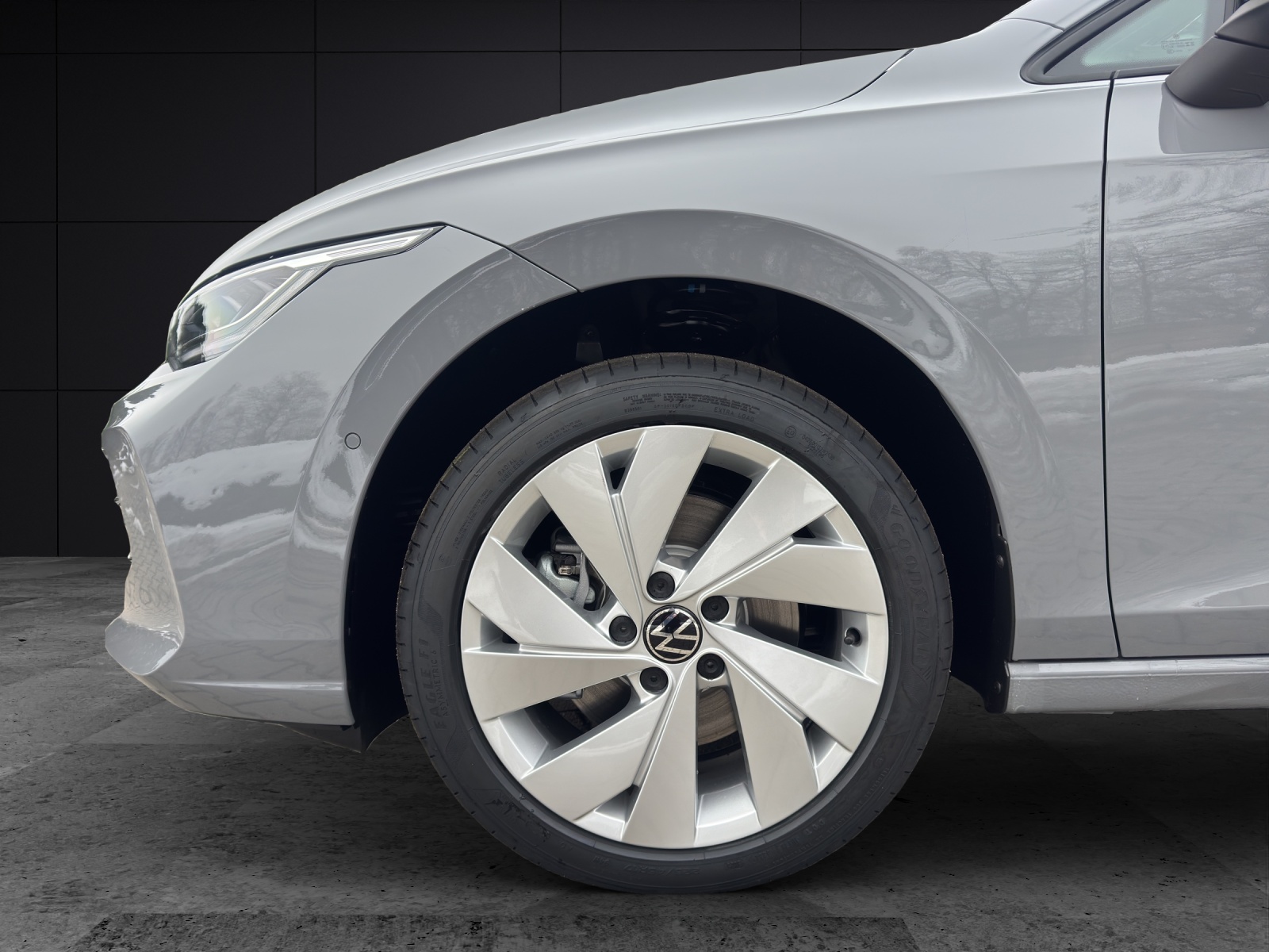 Fahrzeugabbildung Volkswagen Golf VIII Variant Energy TDI DSG LED ACC AHK SH RearView Ambiente Navi DAB+