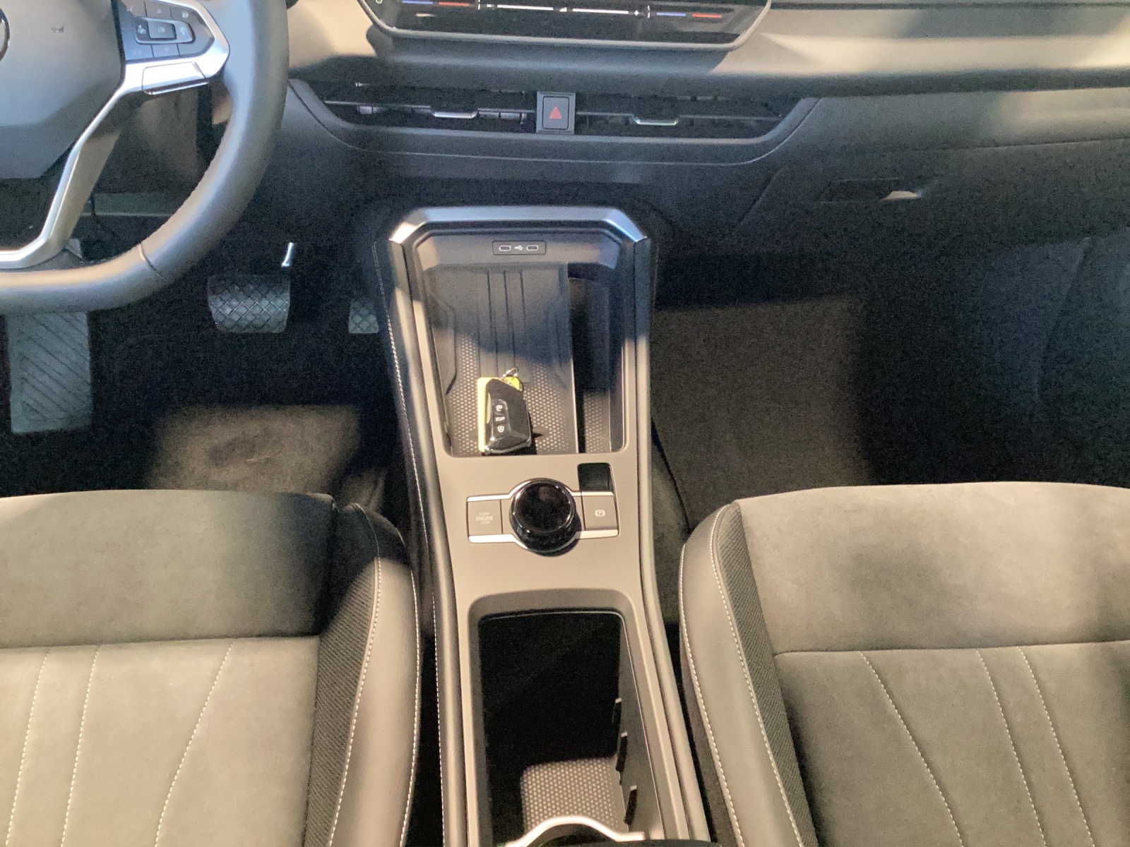 Fahrzeugabbildung Volkswagen T-Roc Style eTSI DSG ACC LED+ SH HuD 360° Massage AppConnect Navi