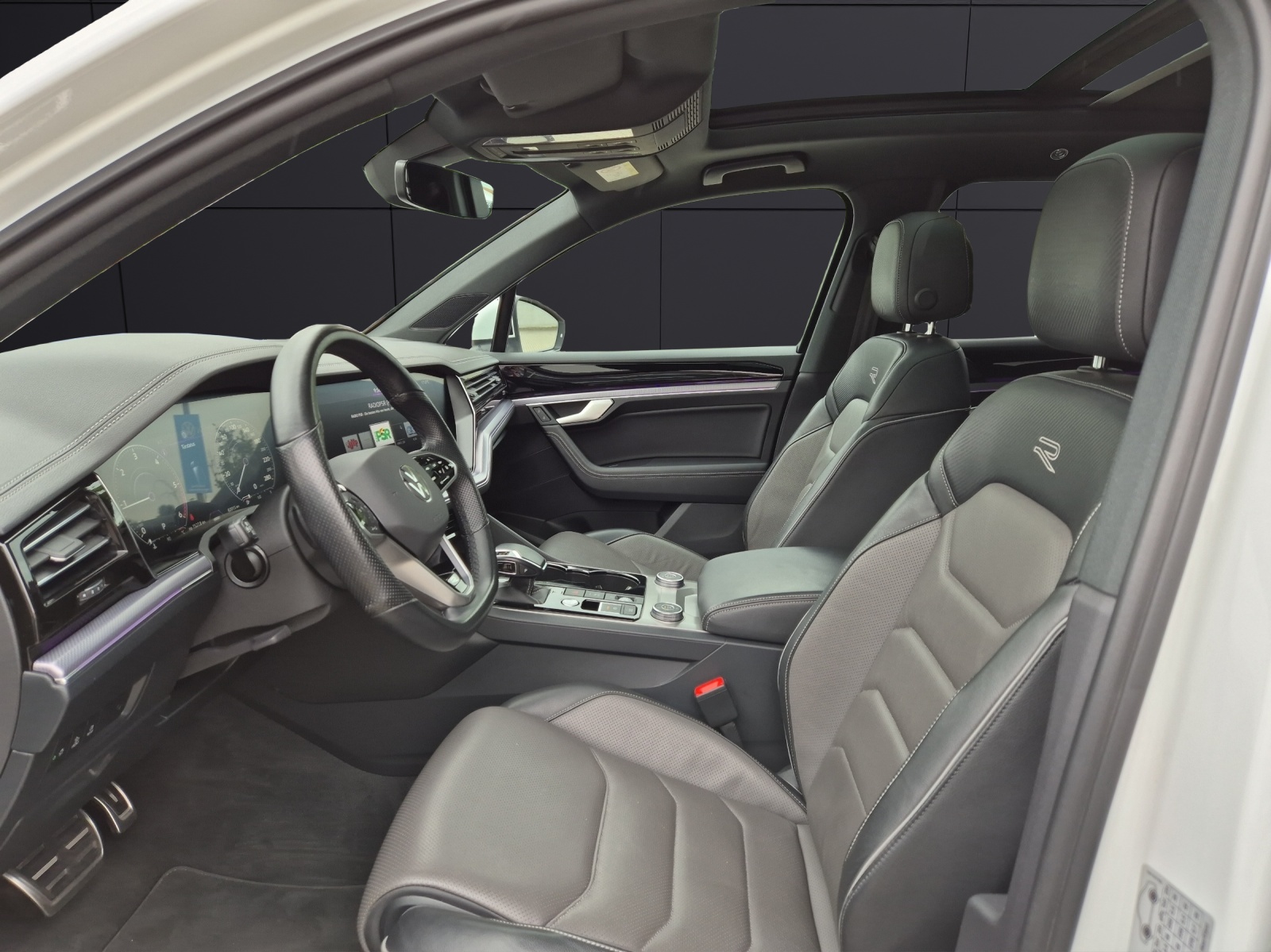 Fahrzeugabbildung Volkswagen Touareg TDI R-Line 4M Matrix Luft Navi Pano Leder AID ACC RFK