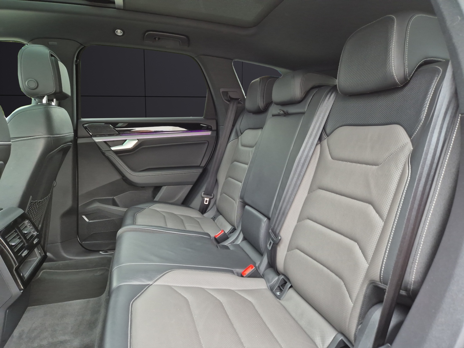 Fahrzeugabbildung Volkswagen Touareg TDI R-Line 4M Matrix Luft Navi Pano Leder AID ACC RFK