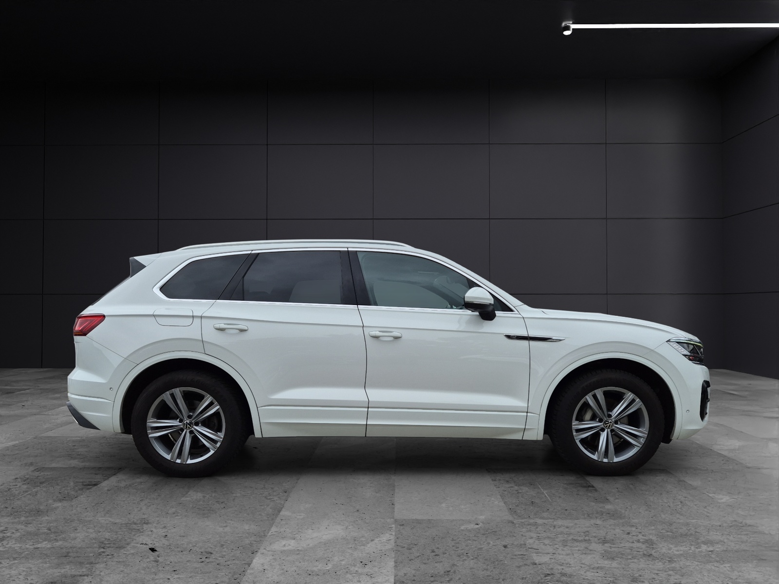 Fahrzeugabbildung Volkswagen Touareg TDI R-Line 4M Matrix Luft Navi Pano Leder AID ACC RFK
