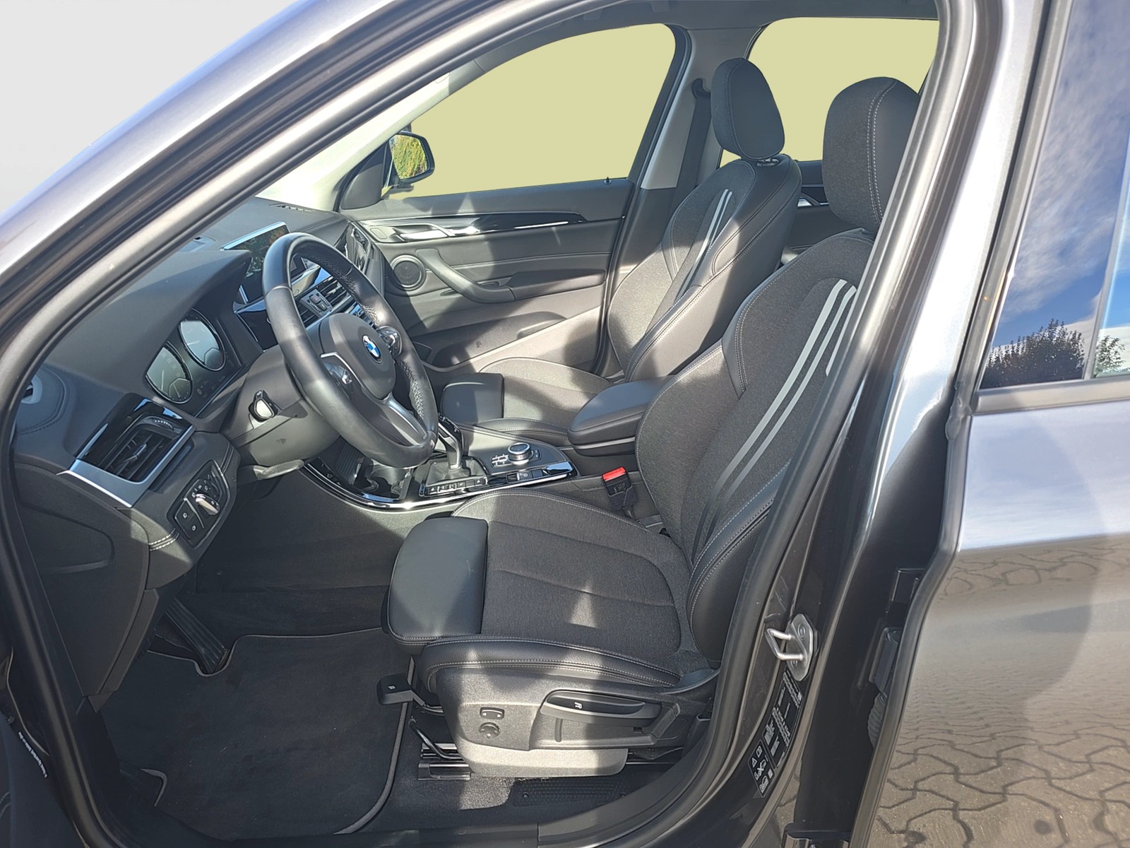 Fahrzeugabbildung BMW X1 xDrive 20 i Sport Line LED Navi SHZ GRA