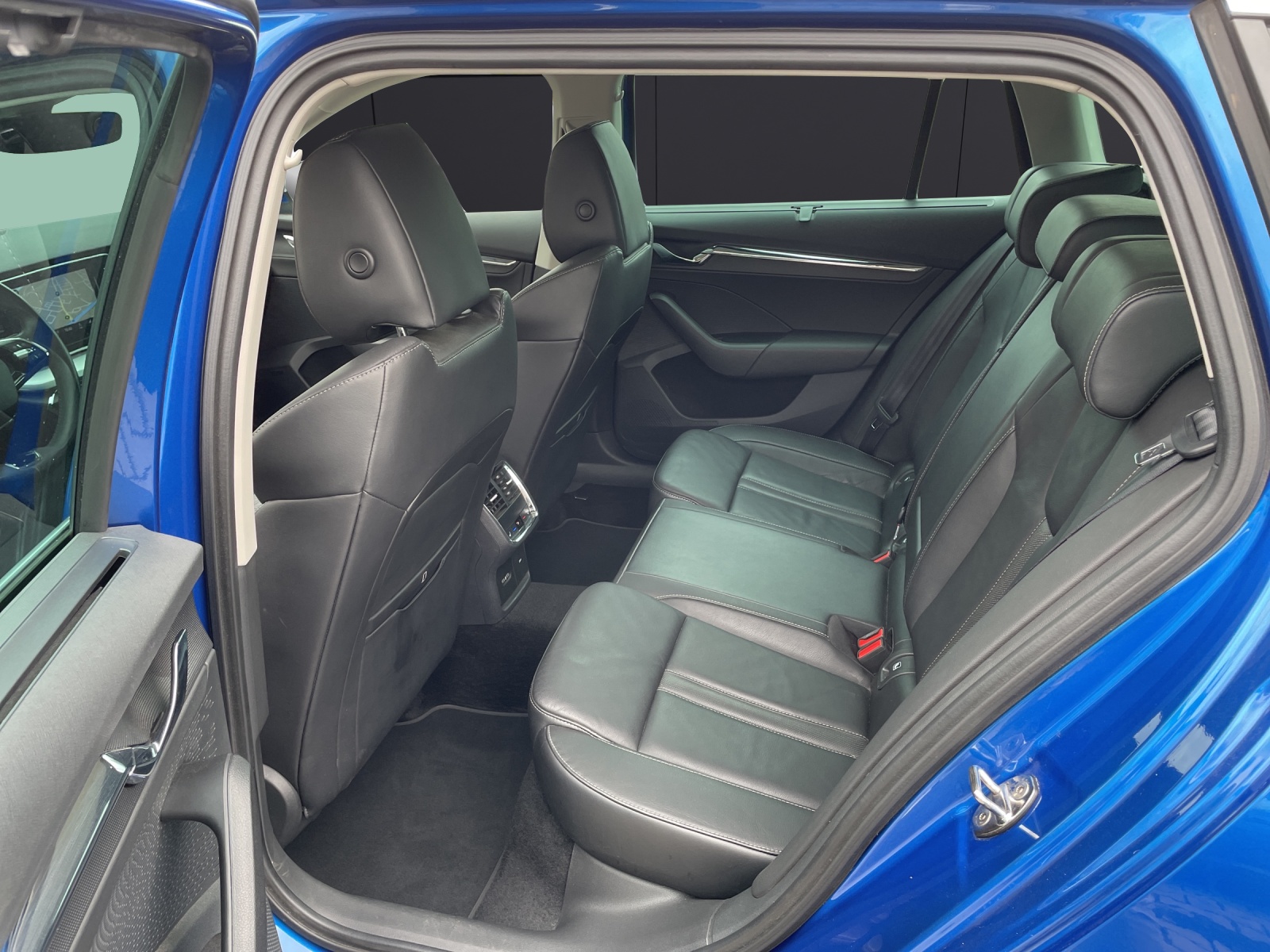 Fahrzeugabbildung SKODA Octavia Combi TSI Style Matrix Navi Pano HUD Leder ACC RFK SH