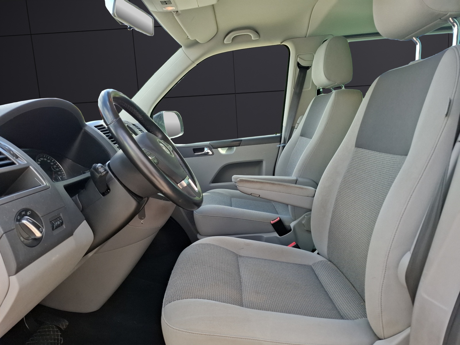 Fahrzeugabbildung Volkswagen T5 Caravelle TDI Comfortline DSG 8-Si AHK Navi GRA PDC SH