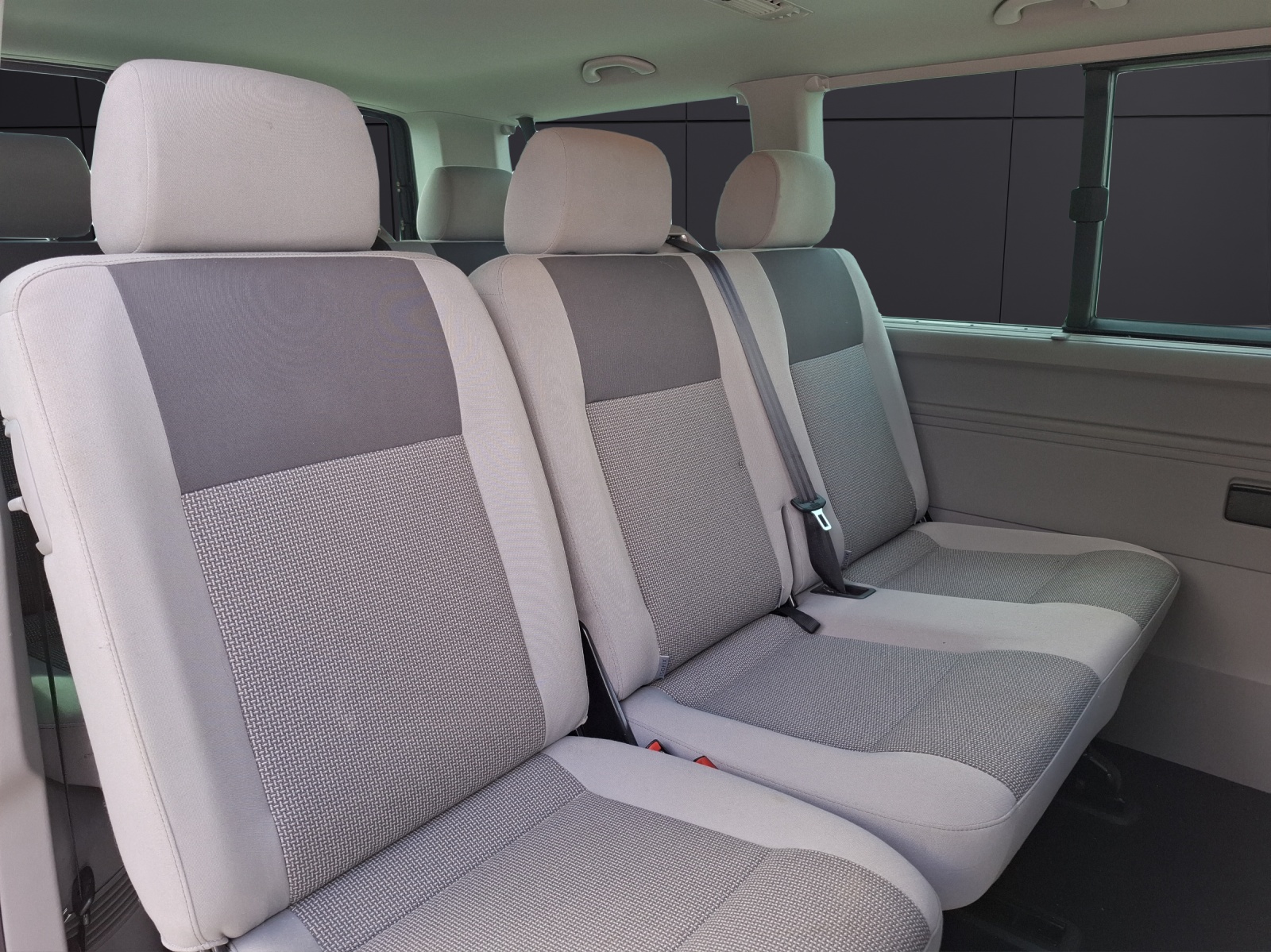 Fahrzeugabbildung Volkswagen T5 Caravelle TDI Comfortline DSG 8-Si AHK Navi GRA PDC SH