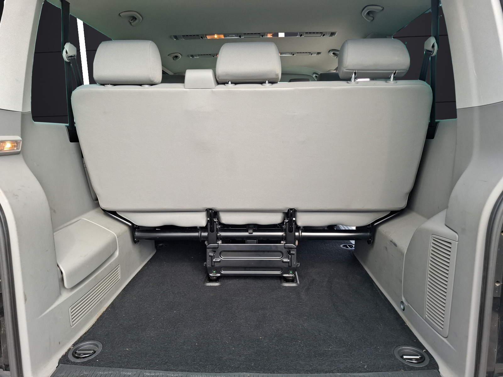 Fahrzeugabbildung Volkswagen T5 Caravelle TDI Comfortline DSG 8-Si AHK Navi GRA PDC SH