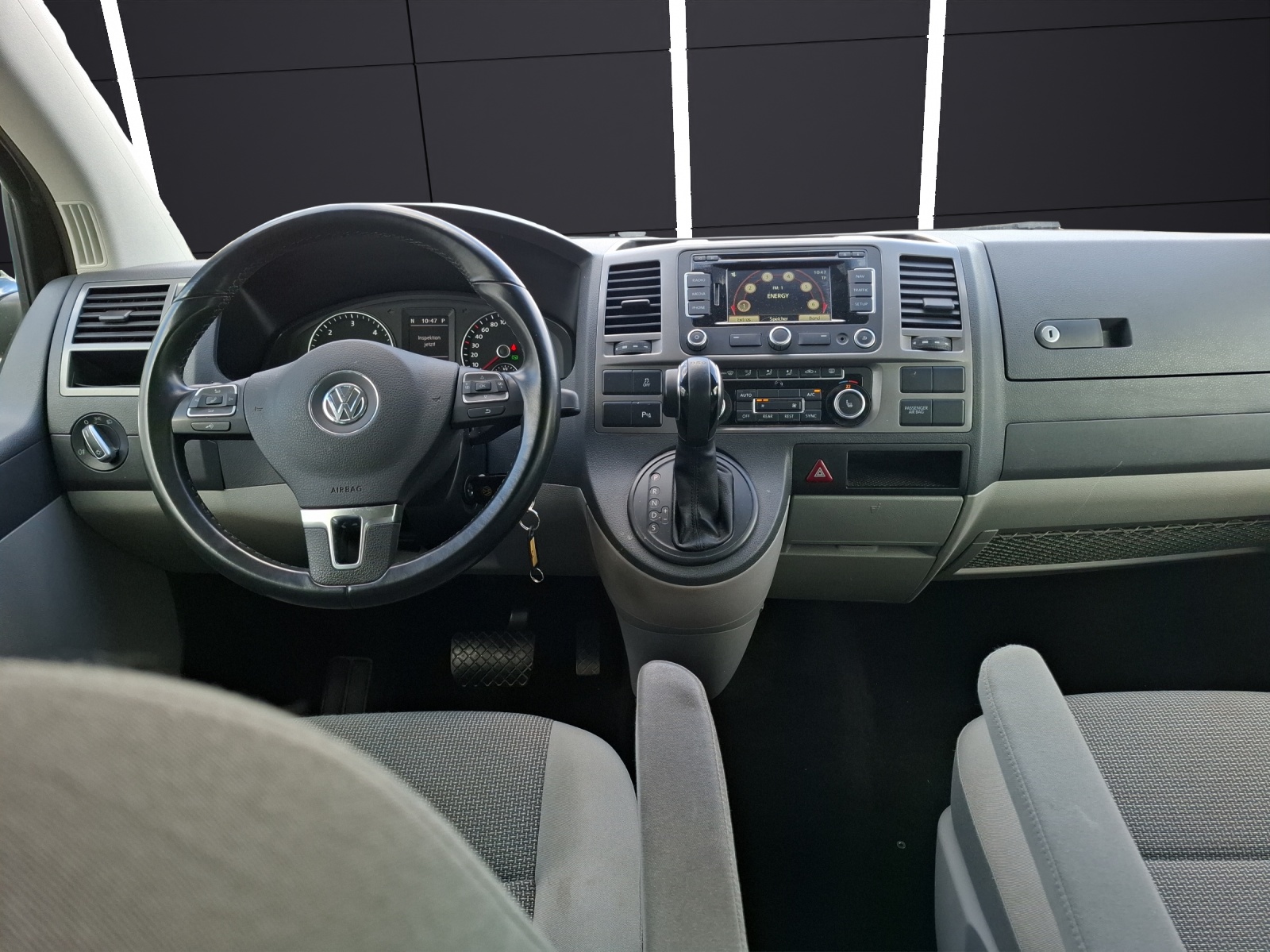 Fahrzeugabbildung Volkswagen T5 Caravelle TDI Comfortline DSG 8-Si AHK Navi GRA PDC SH