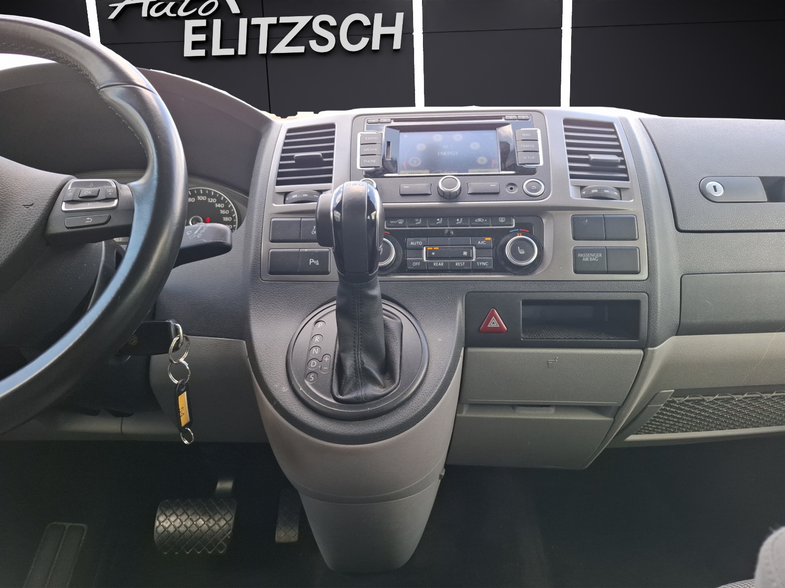 Fahrzeugabbildung Volkswagen T5 Caravelle TDI Comfortline DSG 8-Si AHK Navi GRA PDC SH