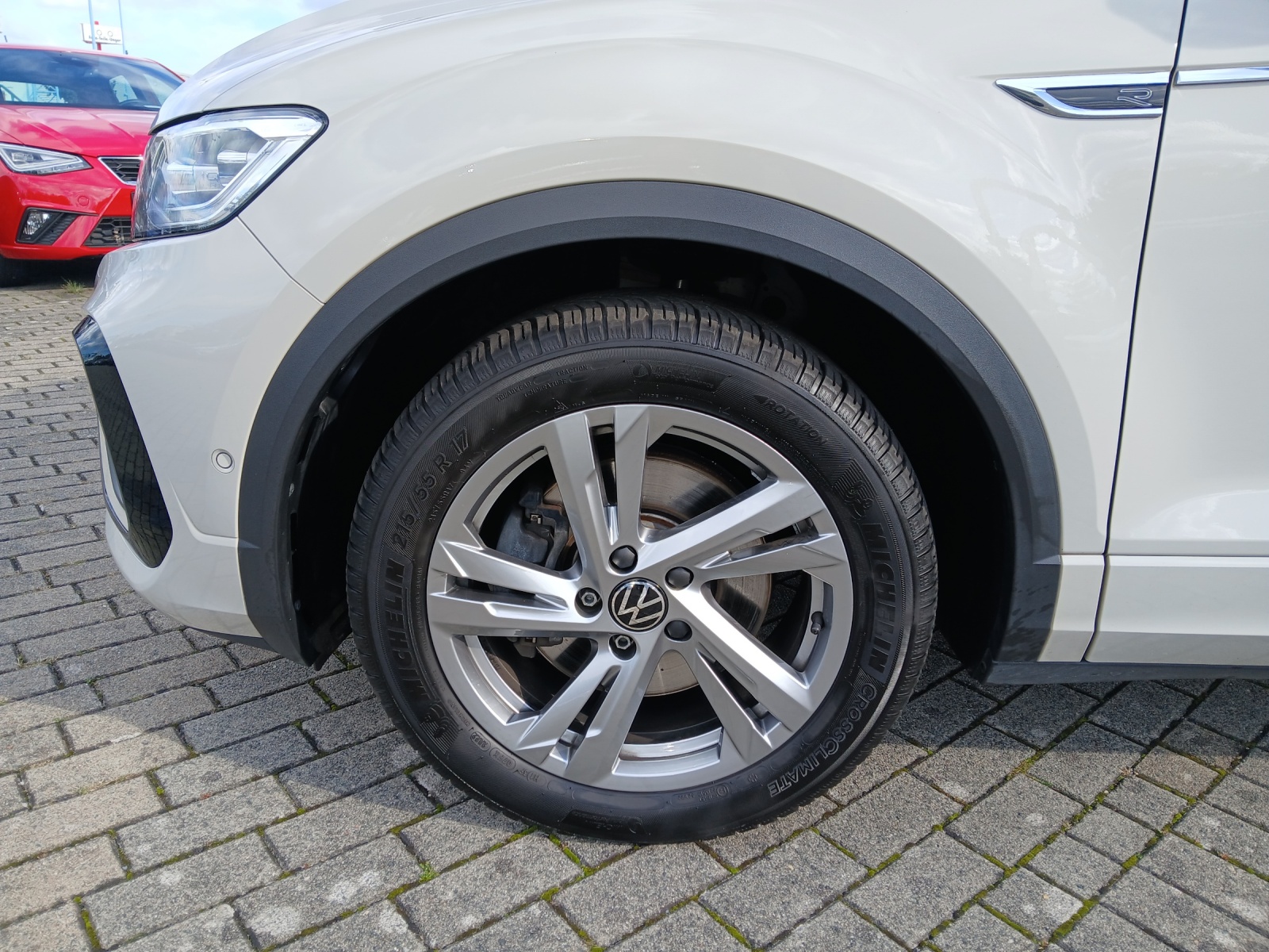 Fahrzeugabbildung Volkswagen T-Roc TDI R-Line DSG LED AHK Navi AID ACC Park-Assist SH