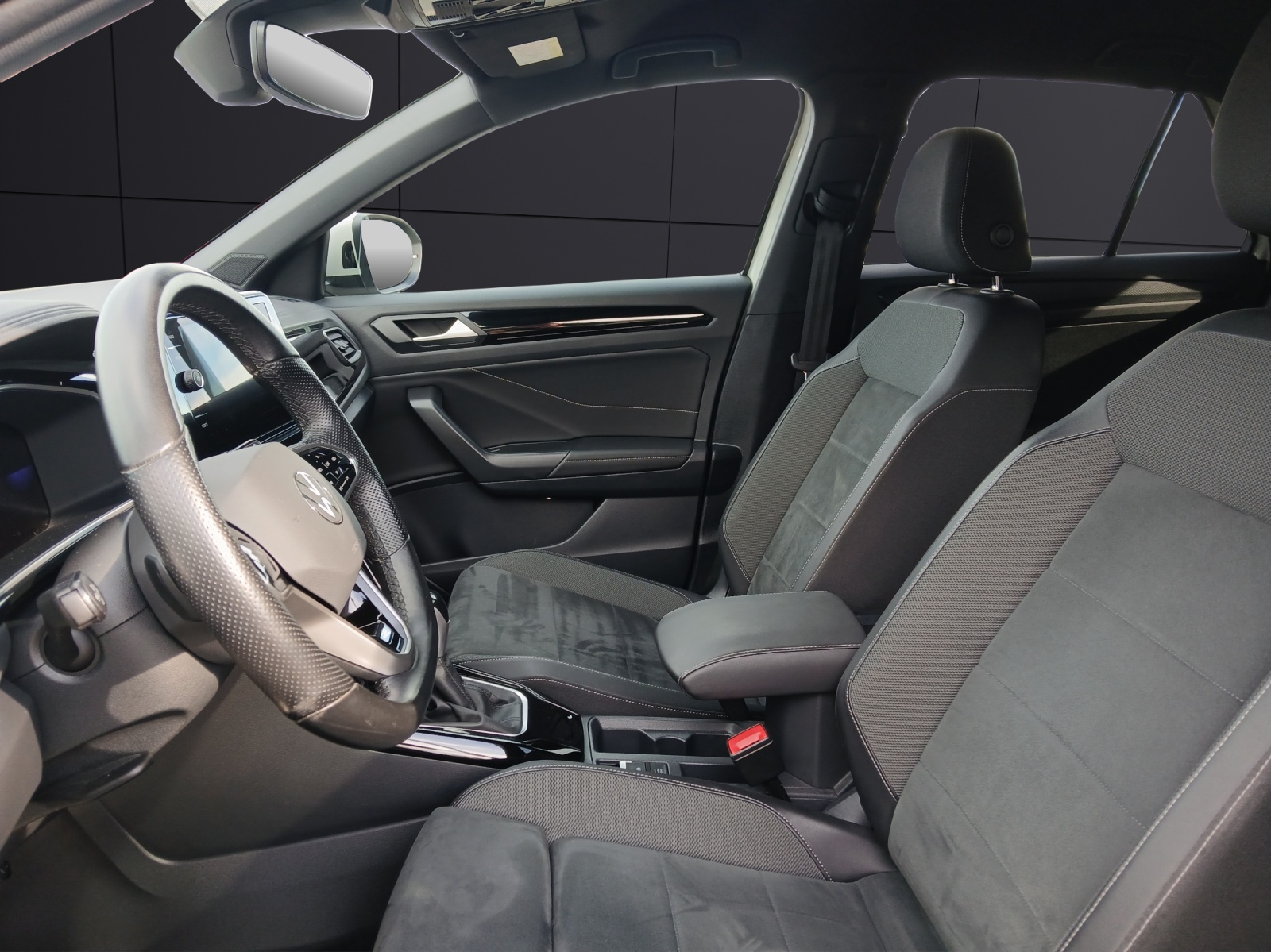 Fahrzeugabbildung Volkswagen T-Roc TDI R-Line DSG LED AHK Navi AID ACC Park-Assist SH