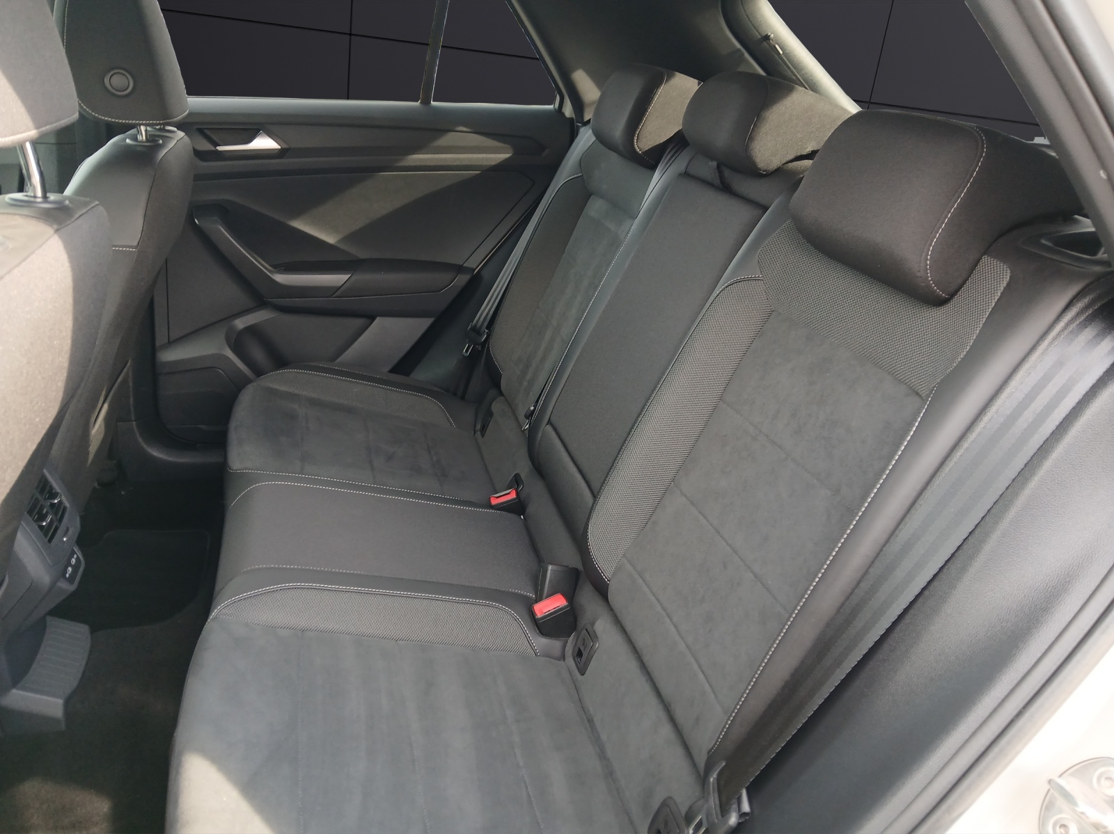 Fahrzeugabbildung Volkswagen T-Roc TDI R-Line DSG LED AHK Navi AID ACC Park-Assist SH