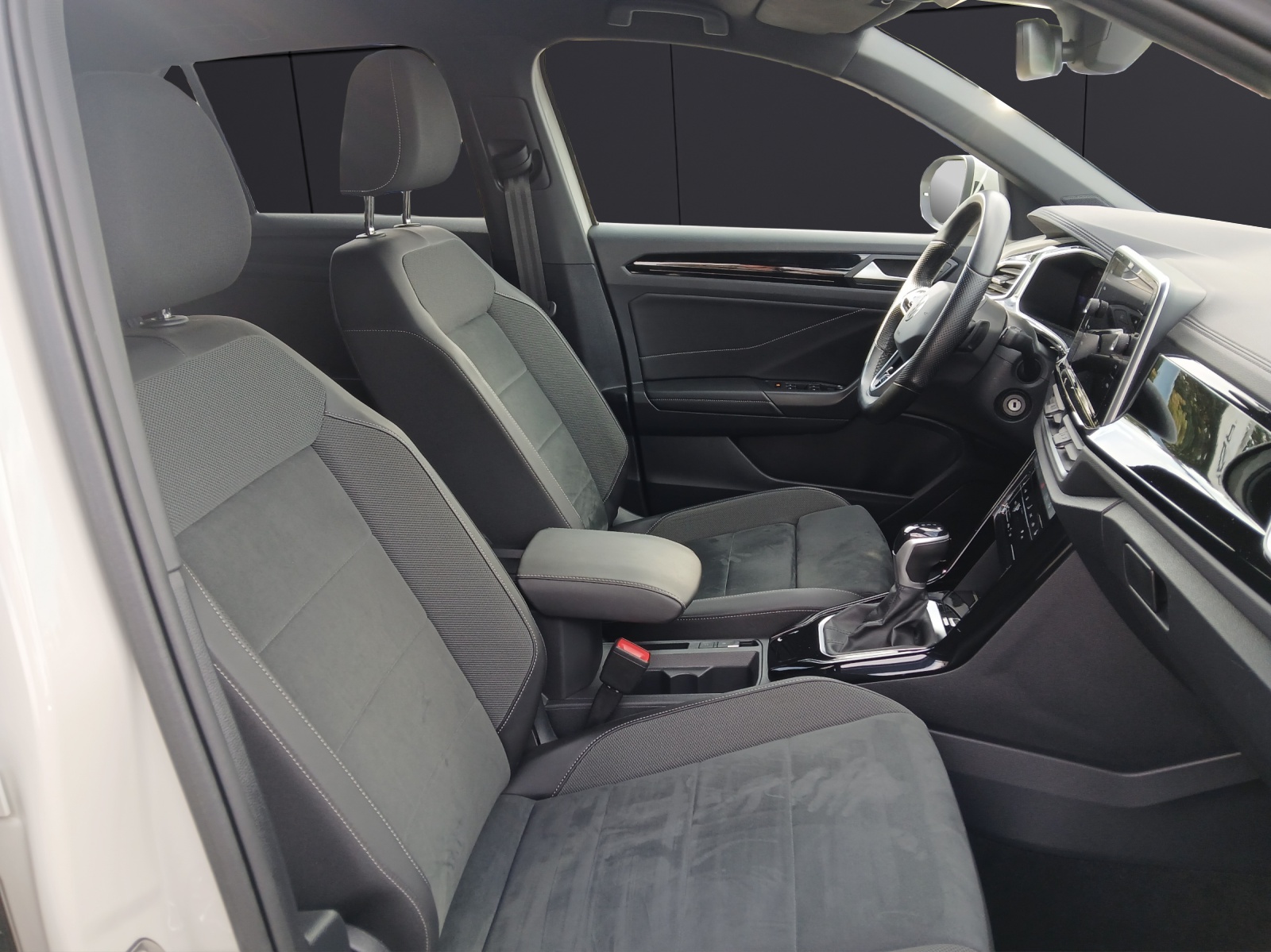 Fahrzeugabbildung Volkswagen T-Roc TDI R-Line DSG LED AHK Navi AID ACC Park-Assist SH