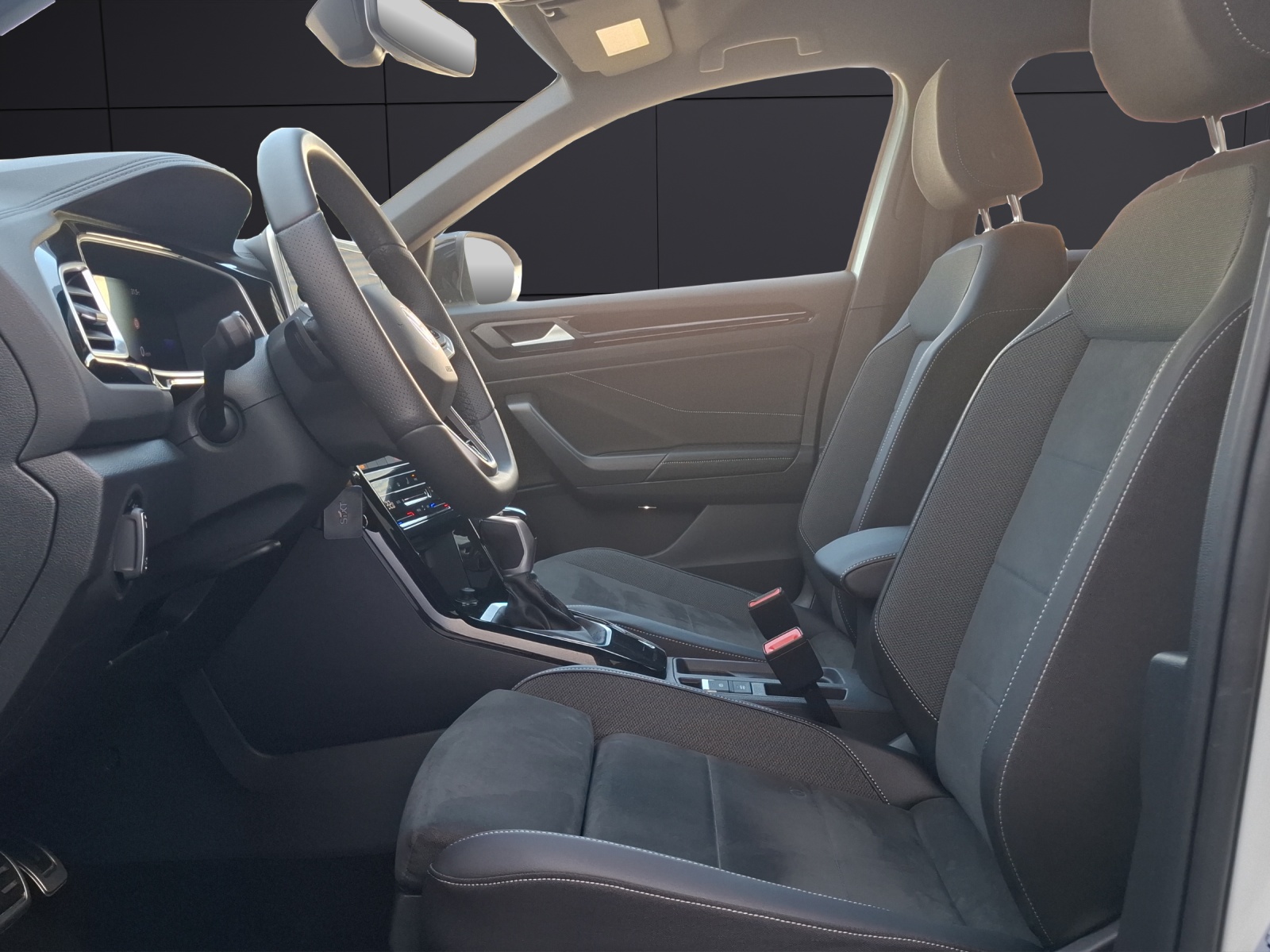 Fahrzeugabbildung Volkswagen T-Roc TSI R-Line DSG LEDplus AHK Navi AID ACC RFK SH