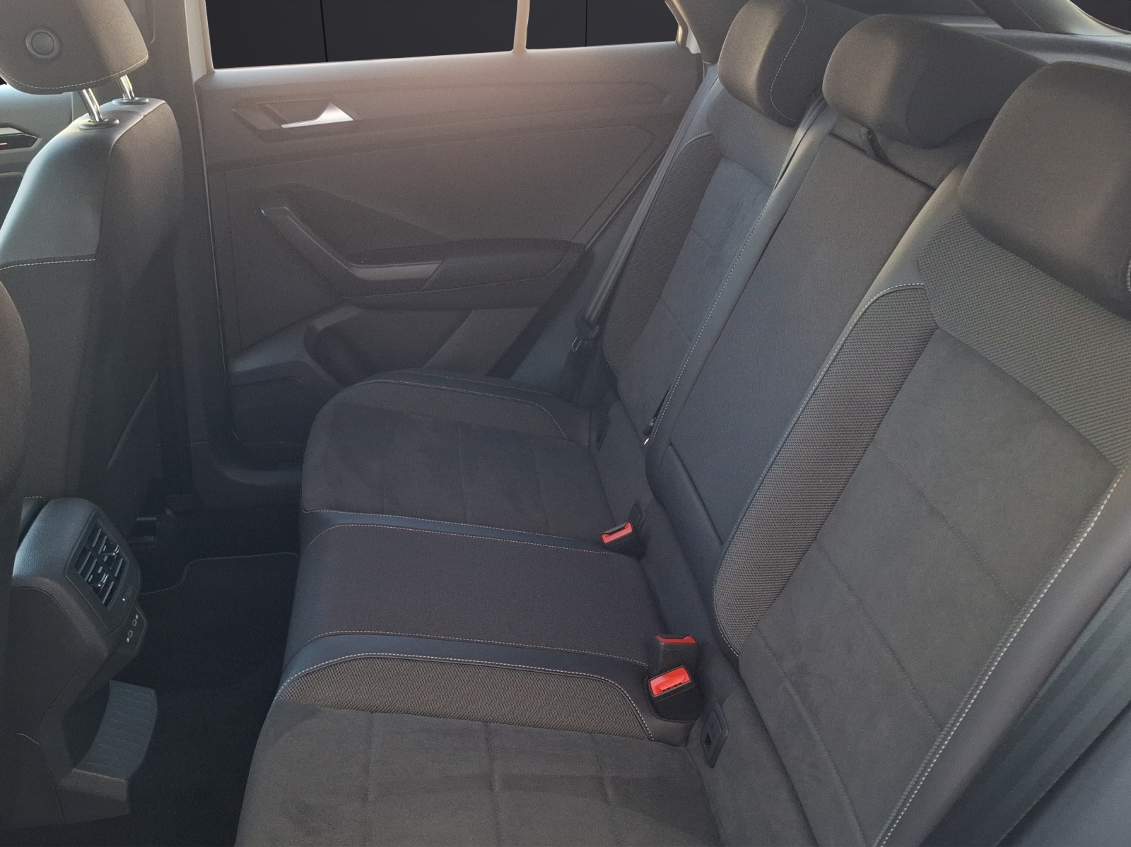 Fahrzeugabbildung Volkswagen T-Roc TSI R-Line DSG LEDplus AHK Navi AID ACC RFK SH