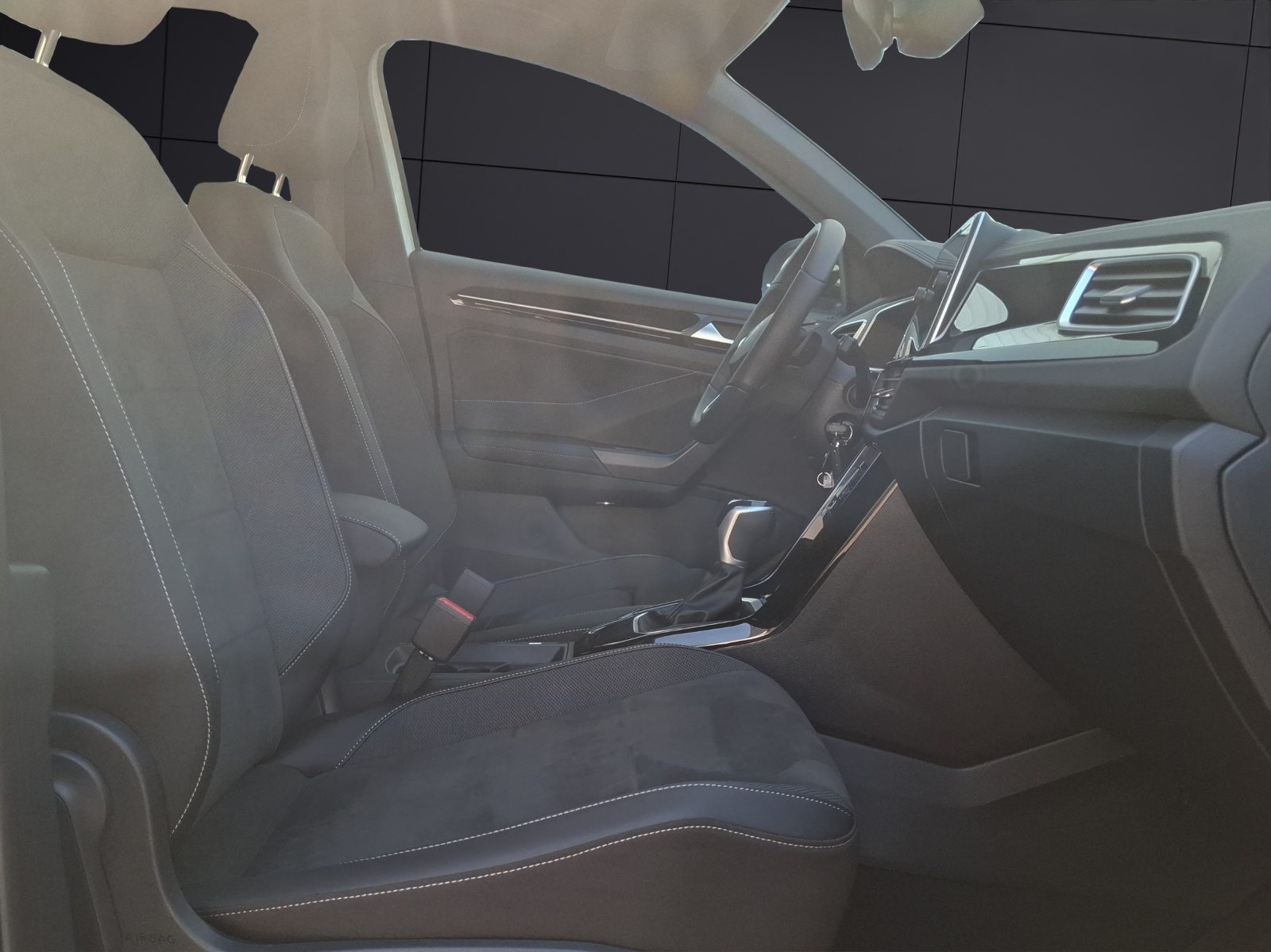 Fahrzeugabbildung Volkswagen T-Roc TSI R-Line DSG LEDplus AHK Navi AID ACC RFK SH