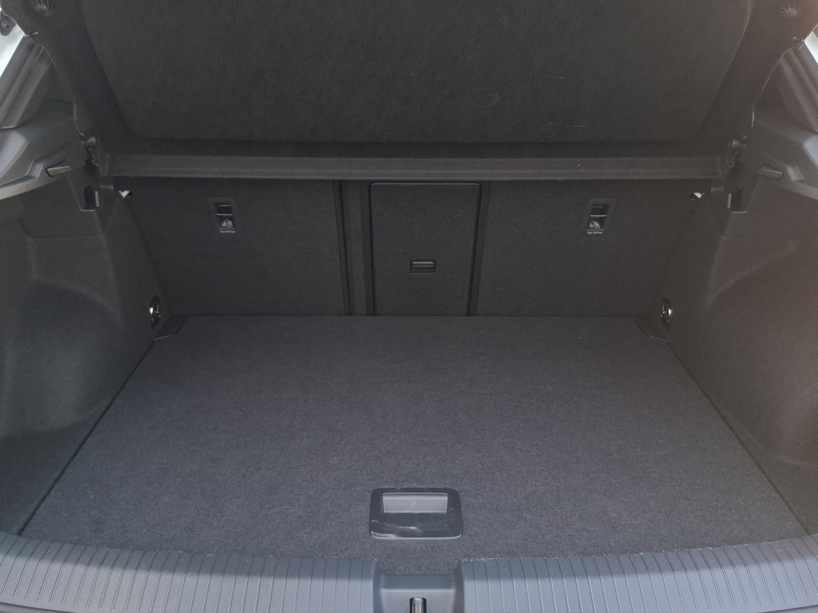 Fahrzeugabbildung Volkswagen T-Roc TSI R-Line DSG LEDplus AHK Navi AID ACC RFK SH