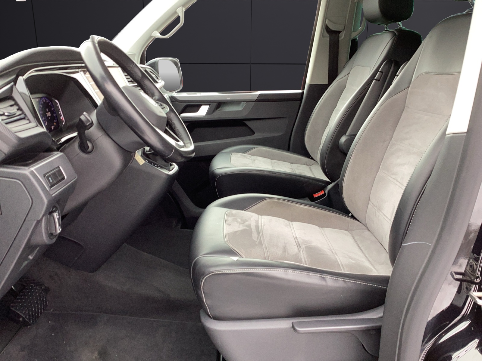 Fahrzeugabbildung Volkswagen T6.1 Multivan TDI Generation-Six DSG LED AHK Navi AID ACC Park-Assist SH